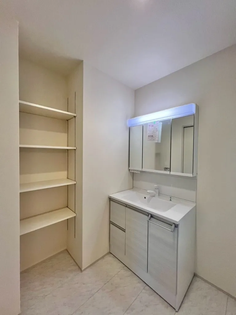 <2号棟>
洗面化粧台+4段可動棚　床下収納もございますので、洗剤やタオル等きれいに収納出来ます!