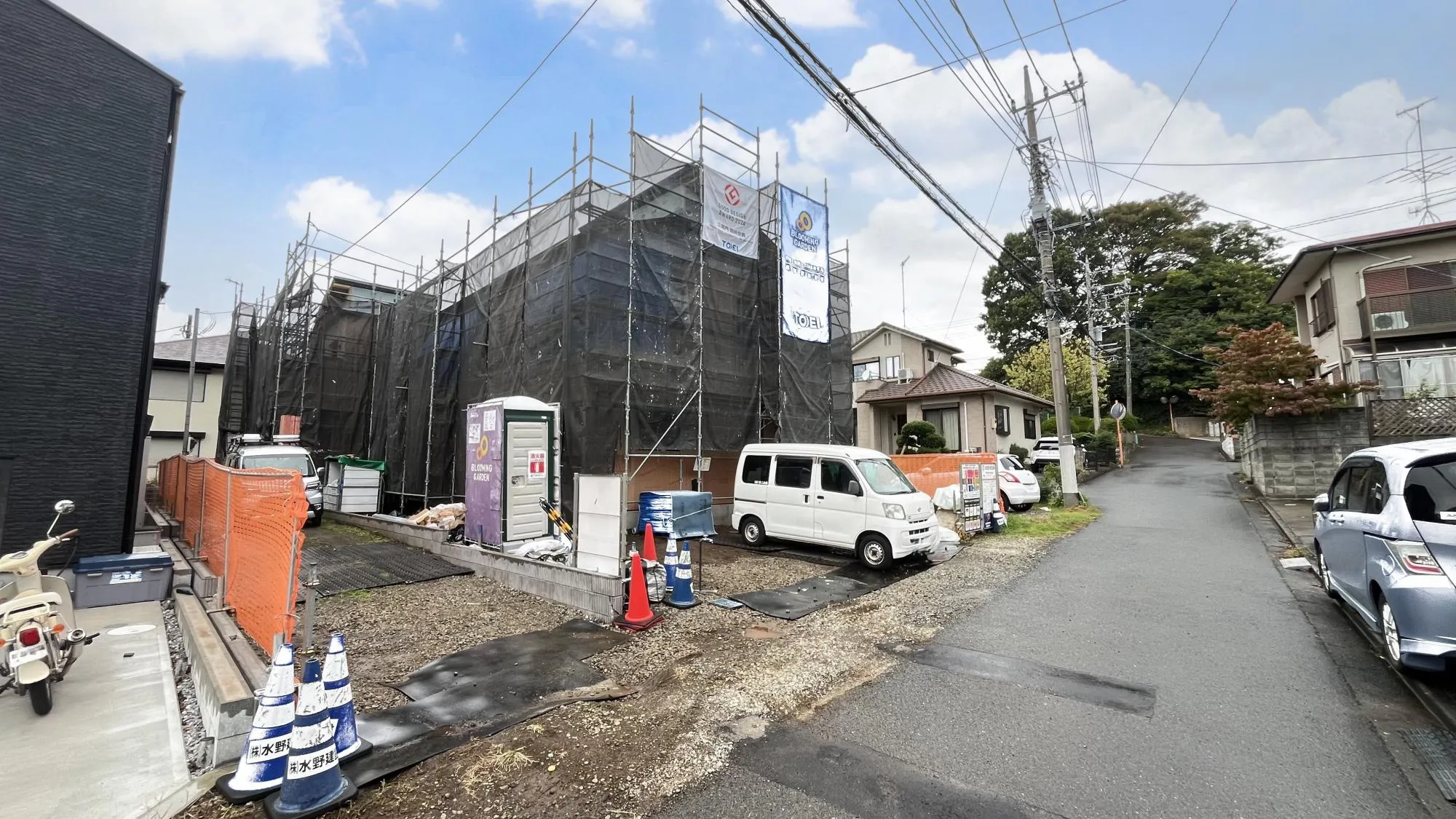 キッチンにはパントリーを設置し、キッチンがスッキリ片付きます。4段可動棚付!