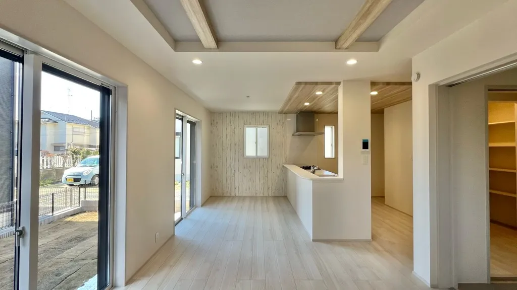 <2号棟>
折上天井+キッチンにはポップアップ天井を採用!デザイン性を向上しております!