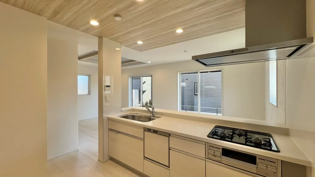 <2号棟>
対面オープンキッチンですので、台所からお子様を見守れます!