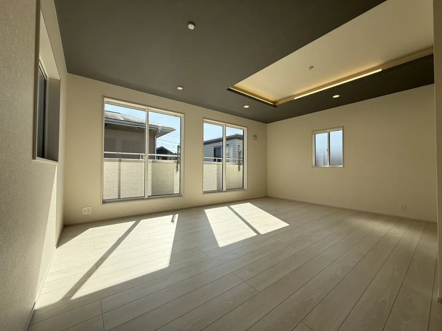 ①2階11.75帖洋室