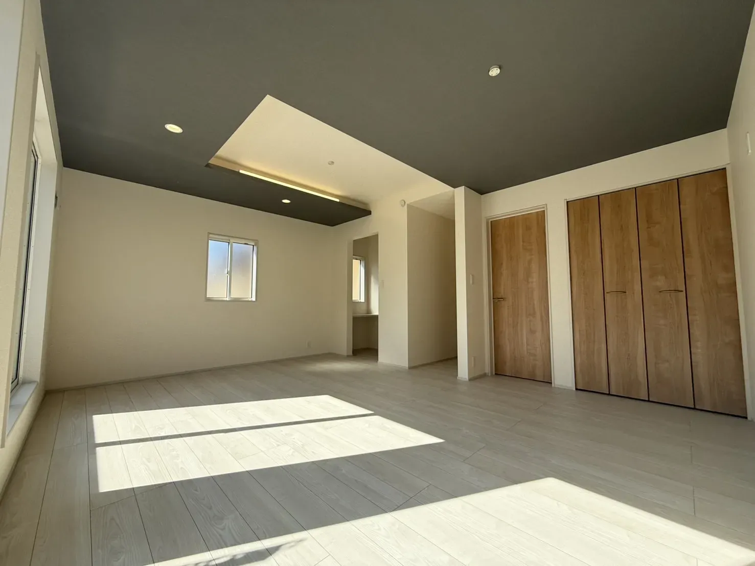 ①2階11.75帖洋室