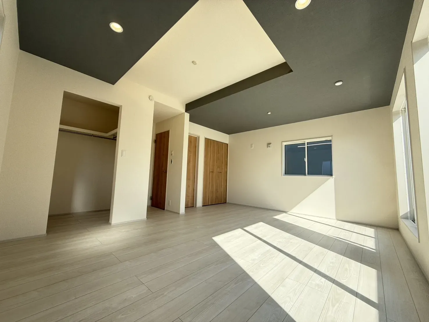 ①2階11.75帖洋室