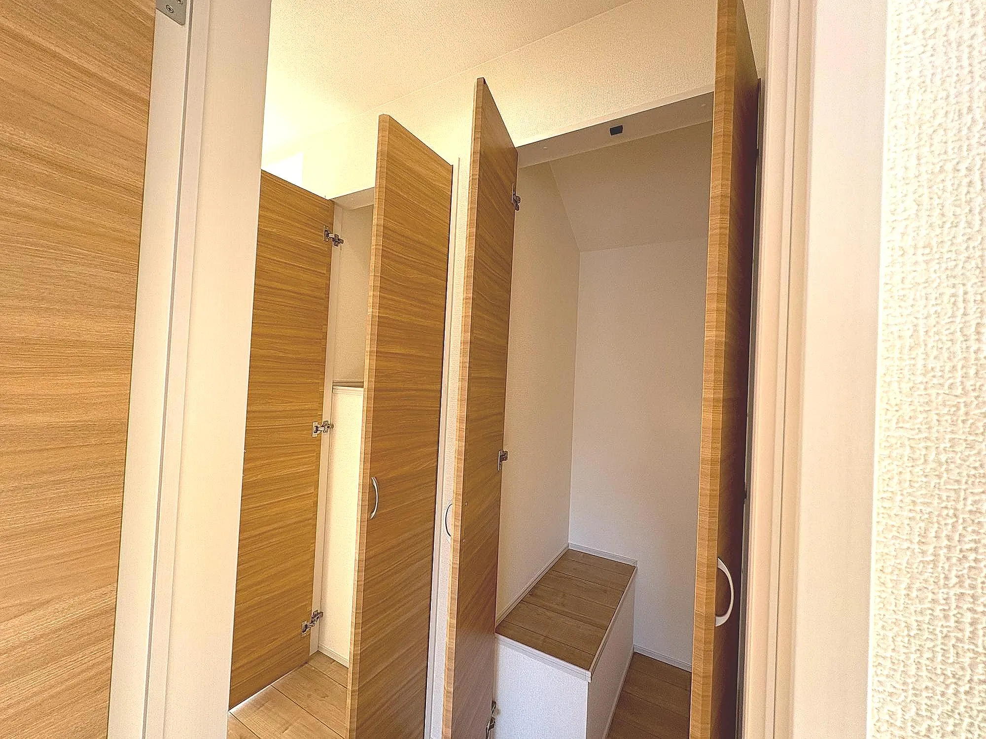 2階廊下ダブル収納