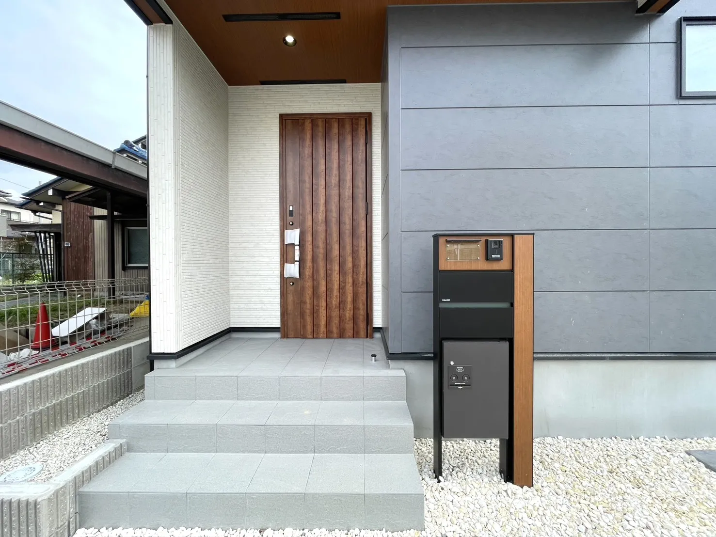 1号棟 玄関扉 宅配ボックス付き門柱