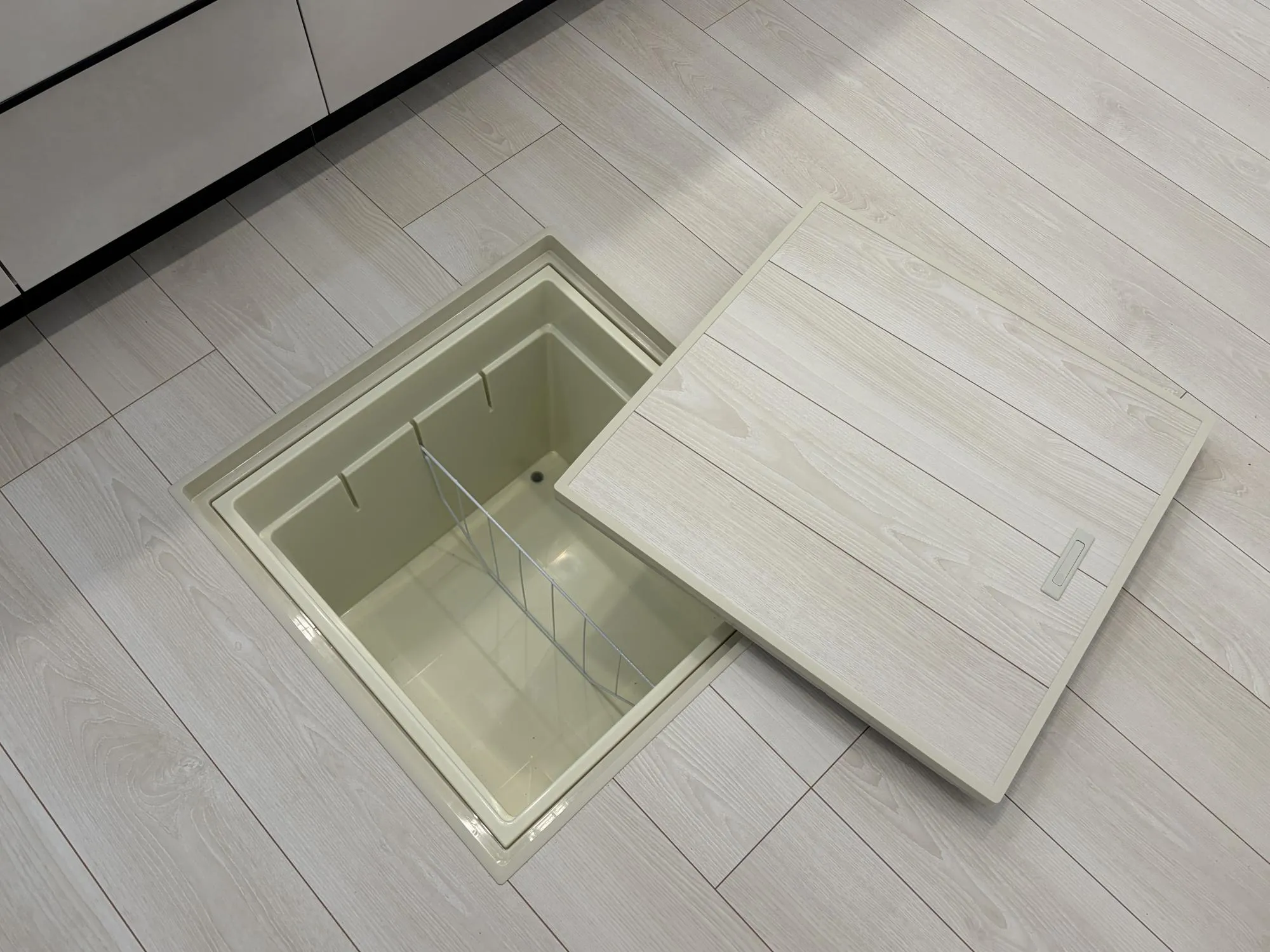 【床下収納(1号棟)】非常食や調味料などのストックをまとめて収納でき、いざという時にも安心な、使い勝手の良い収納スペースです。