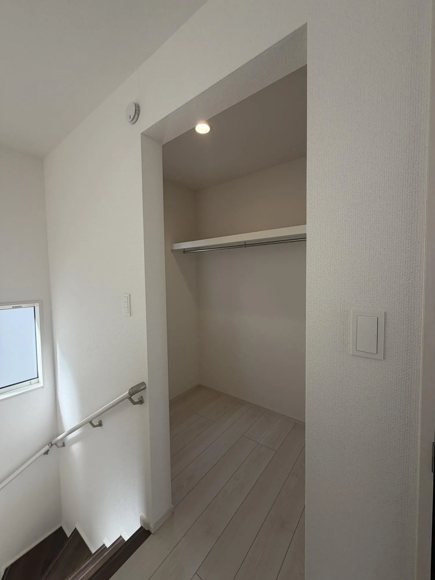 2階廊下収納2号棟