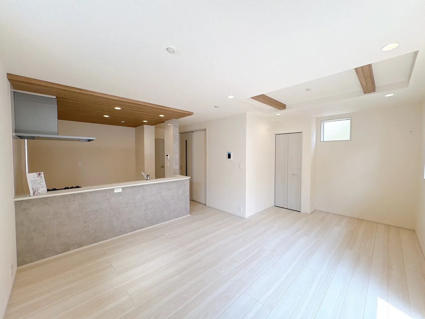 【LDK(16.75帖)】アクセントクロス&折上天井を施した開放感のあるLDK。心地よい空間で、ゆったりと家族団欒のひとときをお過ごしいただけます。