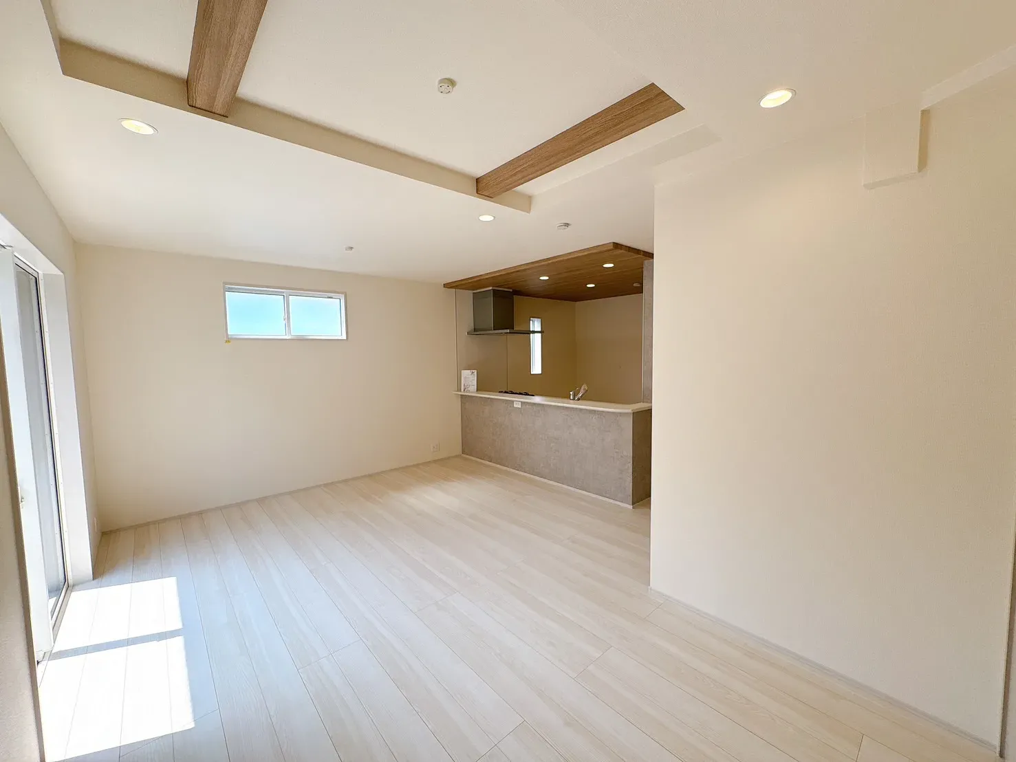 【LDK(16.75帖)】陽当たり良好な明るく開放感のあるLDK。16.5帖の広さを確保しているため、レイアウトの自由度が高く、大型家具も無理なく配置可能です。
