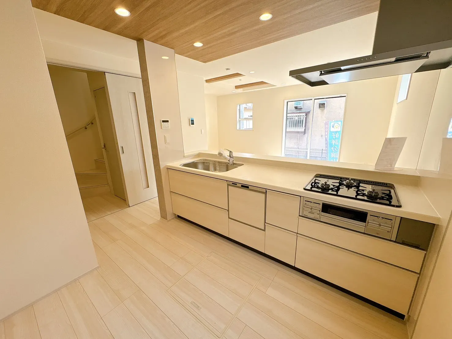 【キッチン】システムキッチンには、家事負担を軽減する食器洗乾燥機&グリル付き3口コンロを搭載しています。機能的な設備で家事負担を軽減◎