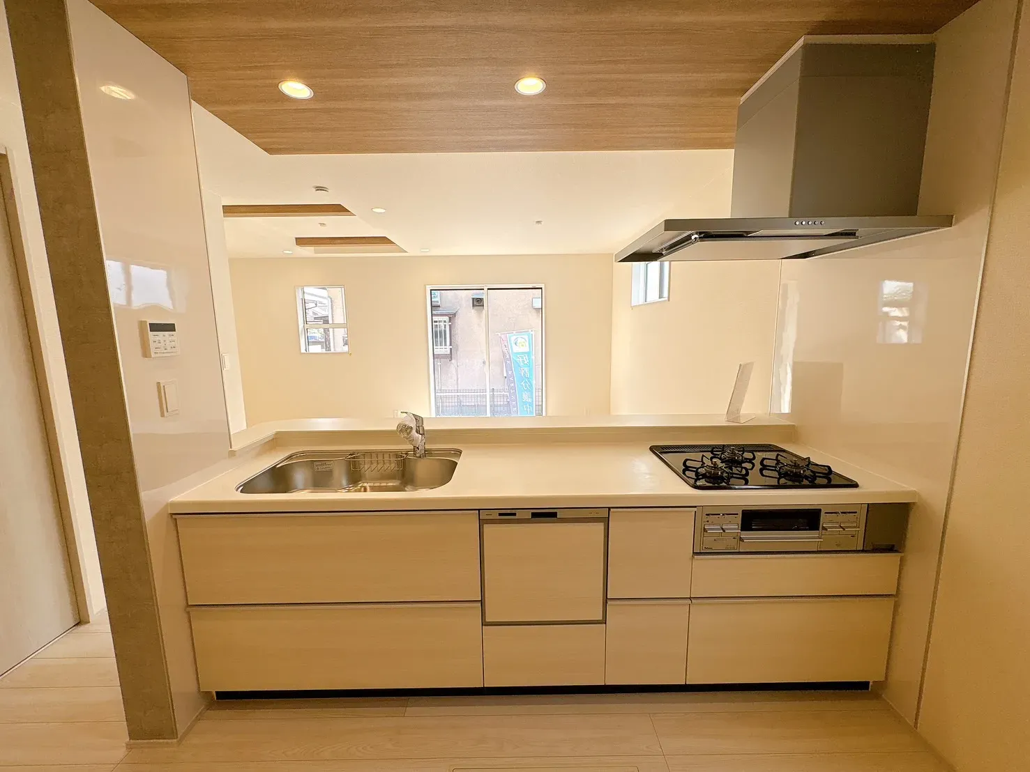 【キッチン】リビング全体が見渡せる対面キッチン◎LDKを一望できる、明るく開放感溢れるキッチンレイアウト!家族との会話が自然と生まれる設計です。