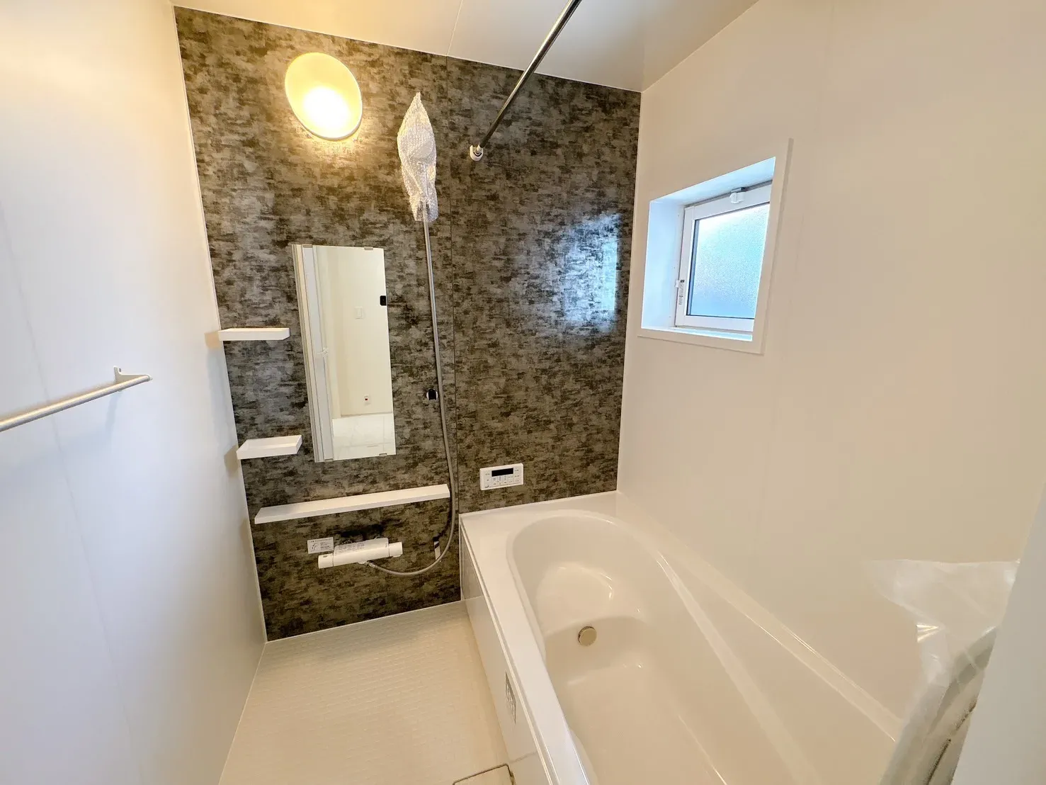 【浴室】雨の日や夜間の洗濯乾燥に便利な浴室換気乾燥機付きの浴室。ゆったりとした浴槽で、1日に疲れを癒していただける浴室です。洗濯物干しに便利な浴室換気乾燥機付き。