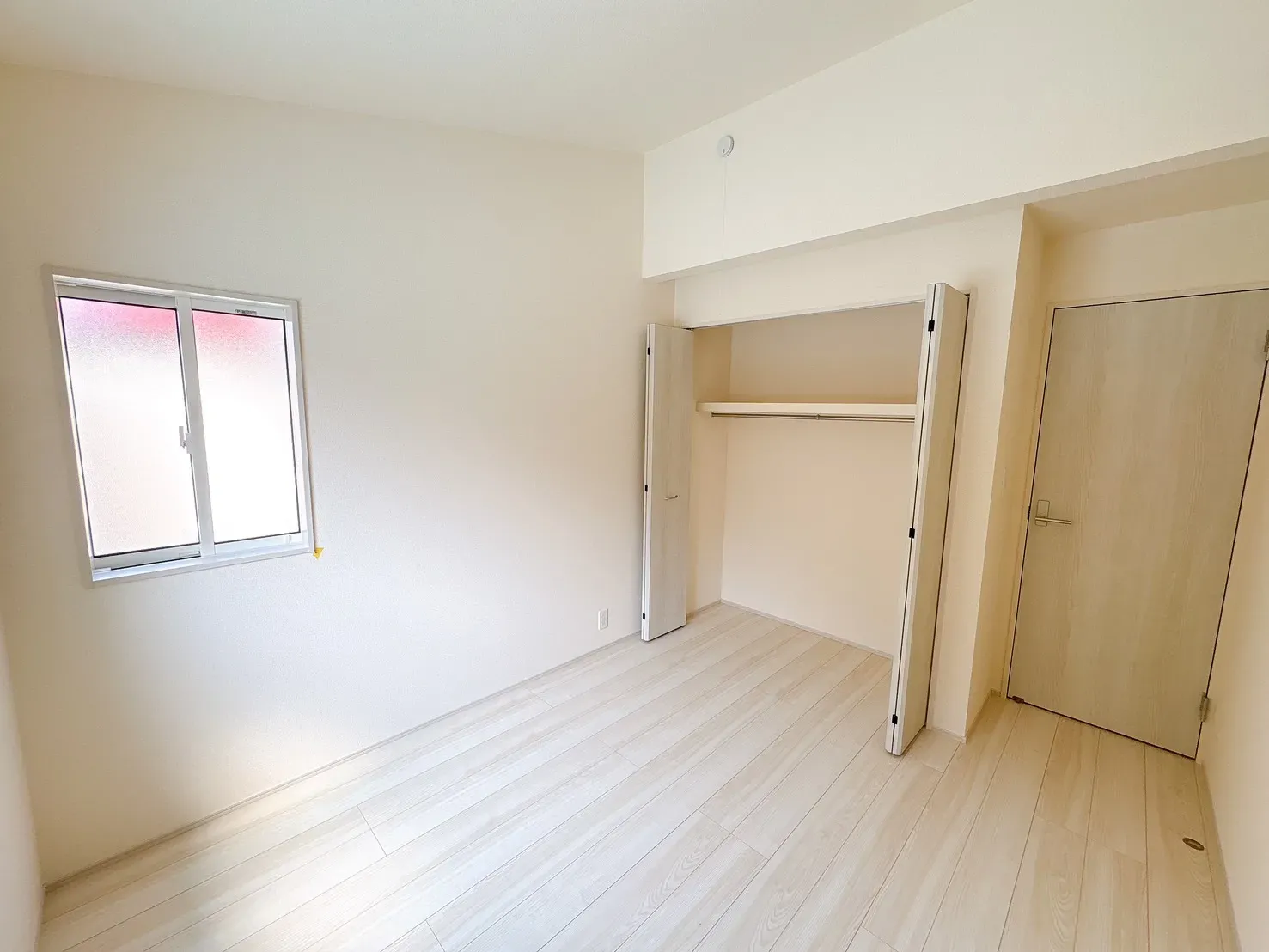 【勾配洋室(5.0帖)】屋根の形状に合わせ開放感をアップした勾配天井を採用◎。