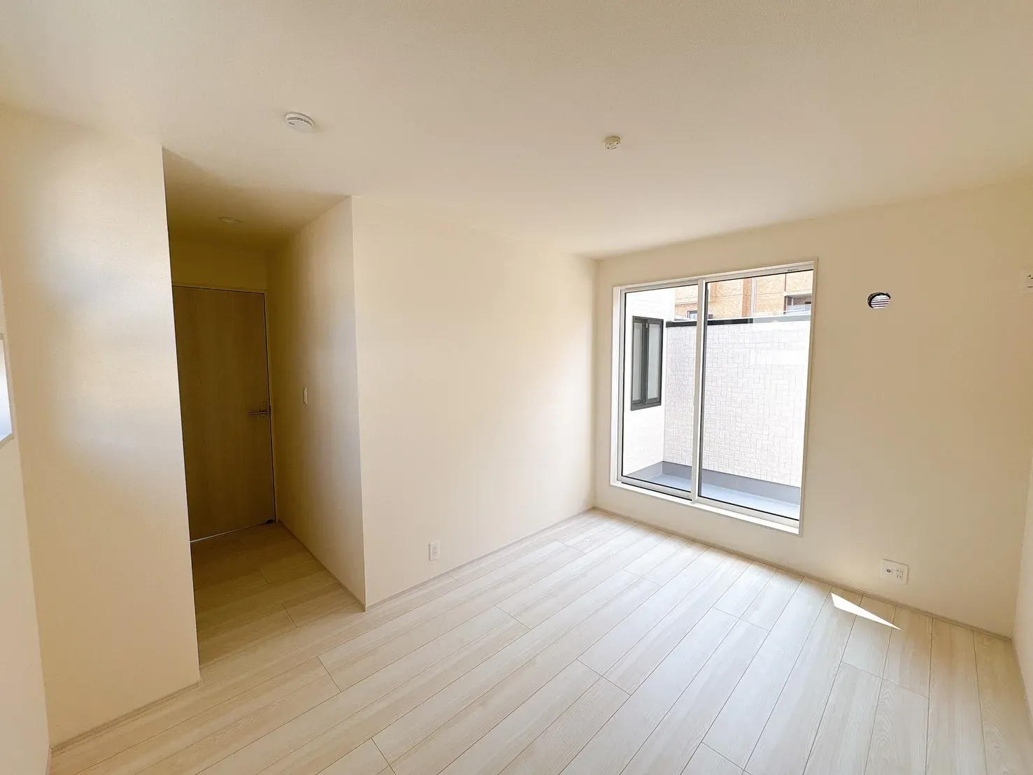 【洋室(6.0帖)】使い勝手の良いサイズのお部屋で、様々な用途でご利用可能◎扉付きのクローゼットが備わっており、身の回りの物をすっきり整理できます。