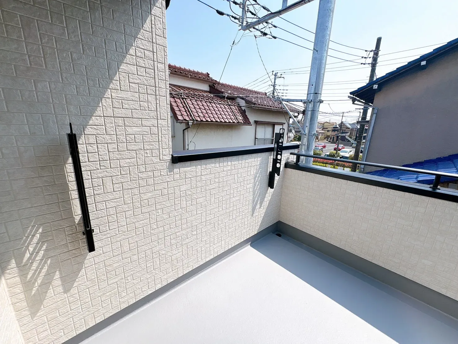 【バルコニー】2か所から行き来可能な続きワイドバルコニー♪洗濯物やお布団もゆったり干せる広さを確保。家族の暮らしにゆとりを生む、機能性と快適性を兼ね備えた空間です。