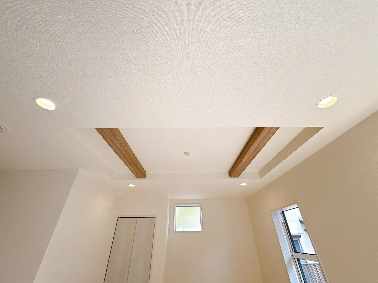 【折上天井】開放感を演出する折上天井。天井に立体感を持たせることで、空間に広がりと上質感をプラスしています。