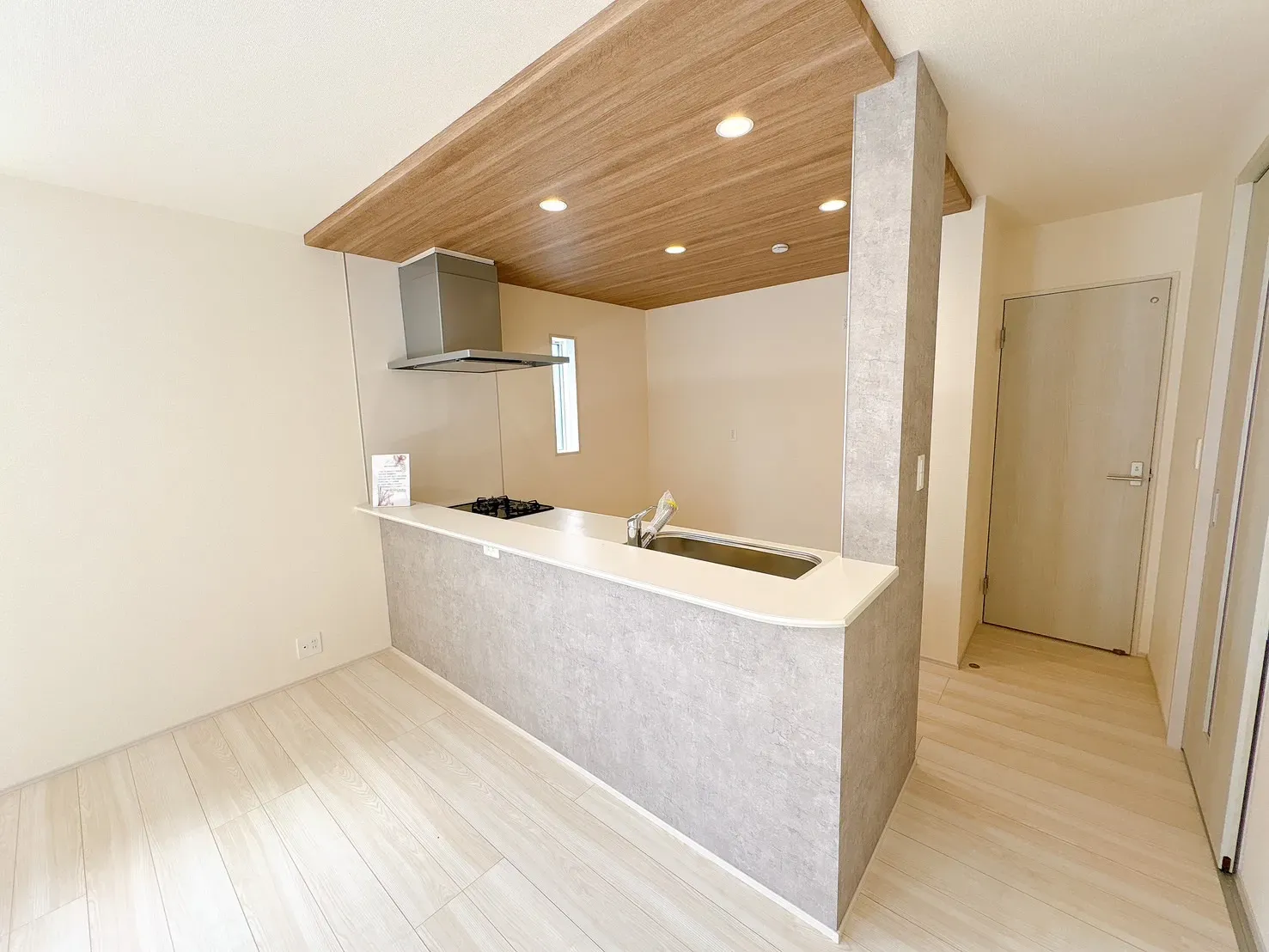 【キッチン前面】ポップアップ天井×アクセントクロスでメリハリのあるLDKに。立体感のあるデザインと、印象的なクロスが調和し、洗練された住空間を演出◎