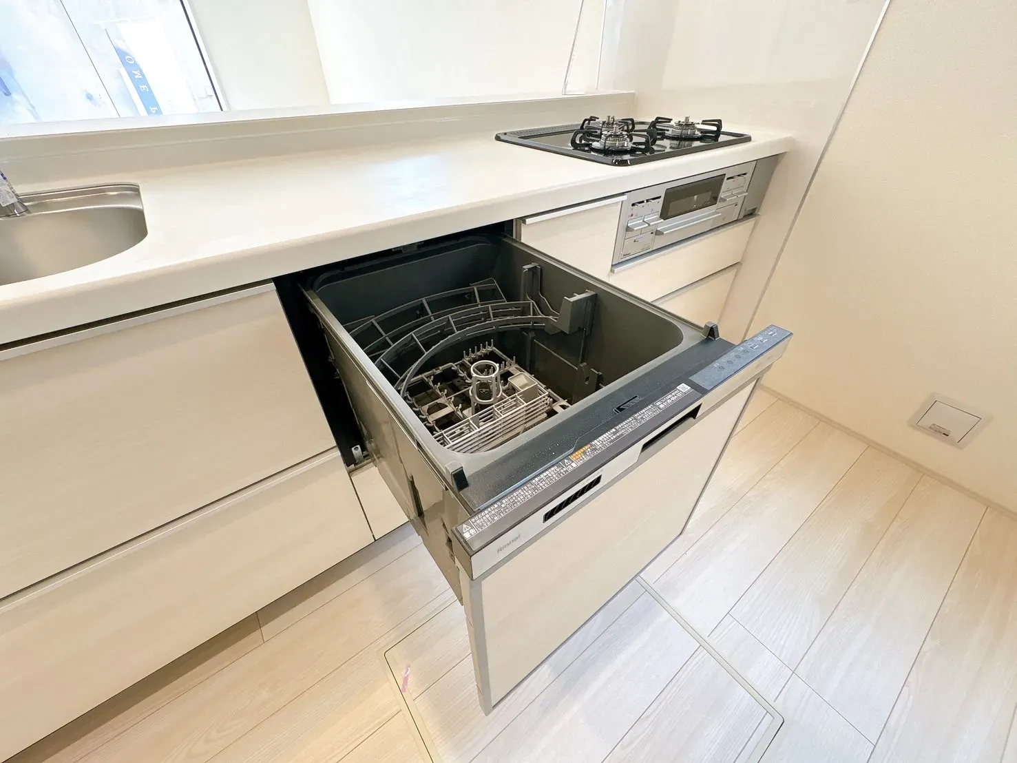 【食洗器】乾燥機能付き食洗器を標準装備◎洗浄から乾燥までワンタッチ!家事負担を軽減し、毎日の時間にゆとりを生み出します。