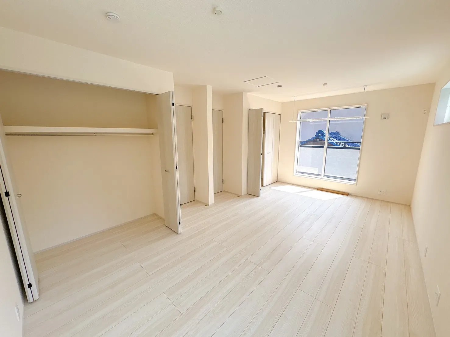 【クローゼット】全居室収納を設けることで、デットスペースを減らし居住空間を最大限に活用!家族それぞれの荷物をすっきり収納可能◎