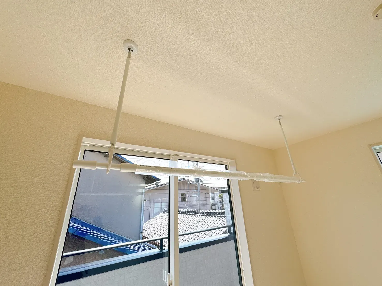 【室内物干】窓際には、吊下げ式の室内物干し付き◎天候や時間帯に関係なく、洗濯物を乾かせます。お好みの高さに調節可能です♪