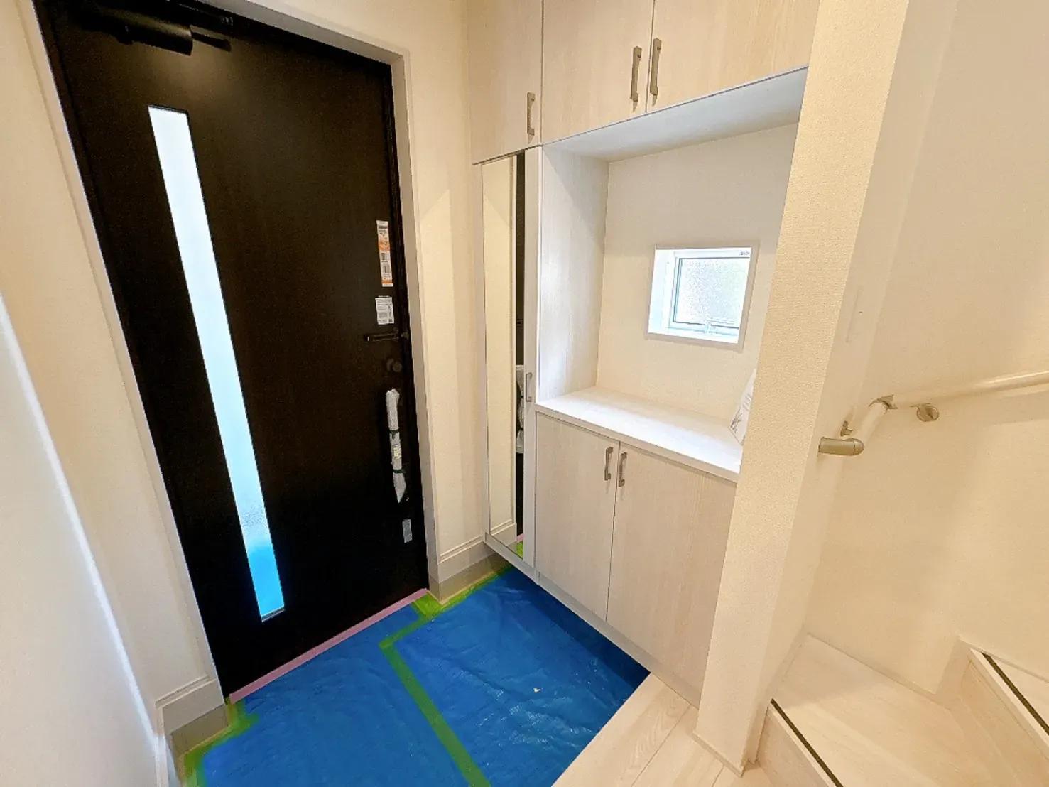 【玄関】ゆとりある広さの玄関です!シューズボックスは、姿見付きのため、外出前の身だしなみチェックが可能◎