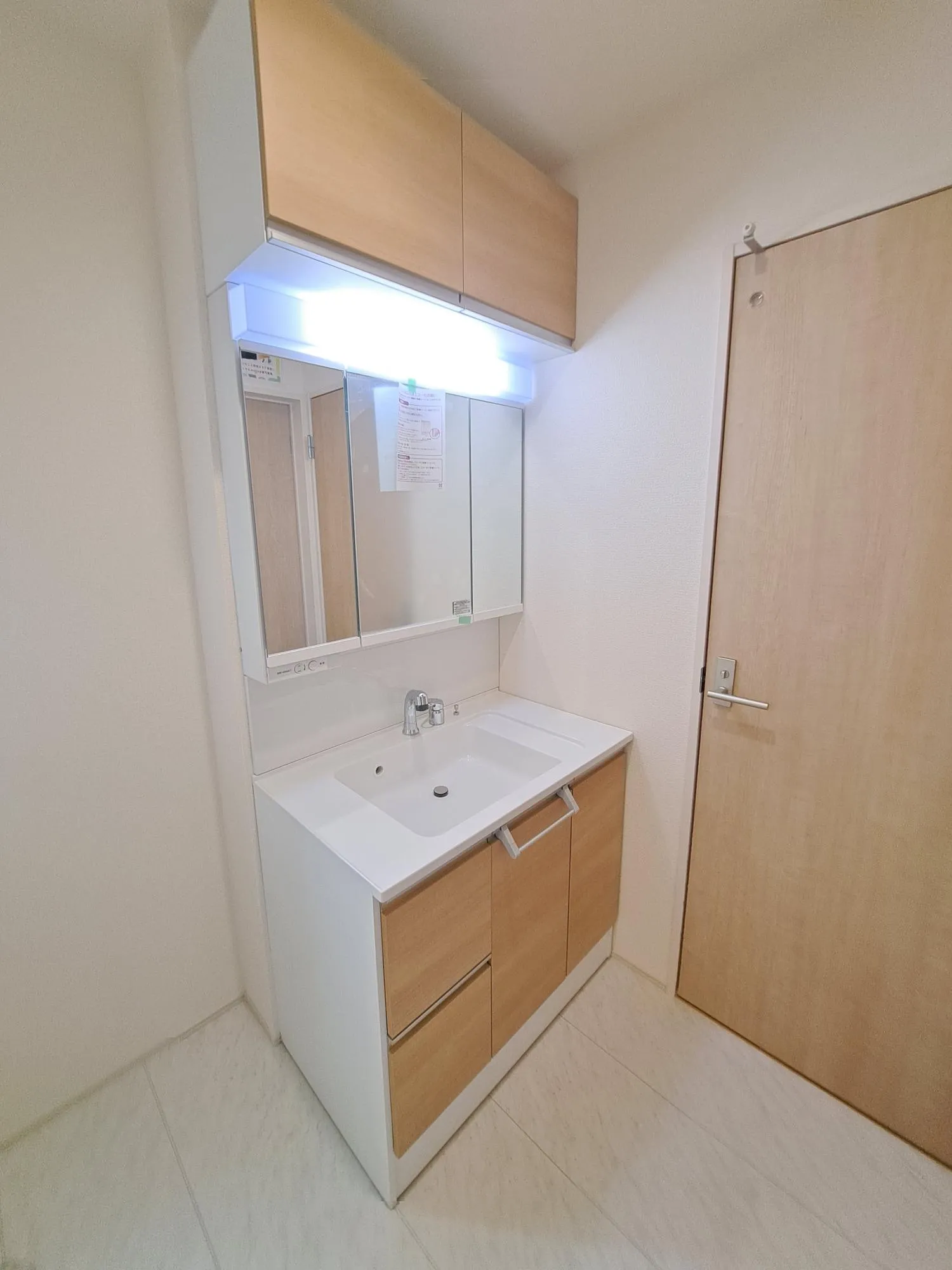 キッチン側からも廊下からも行き来ができる洗面所!忙しい朝もみんながスムーズ!
