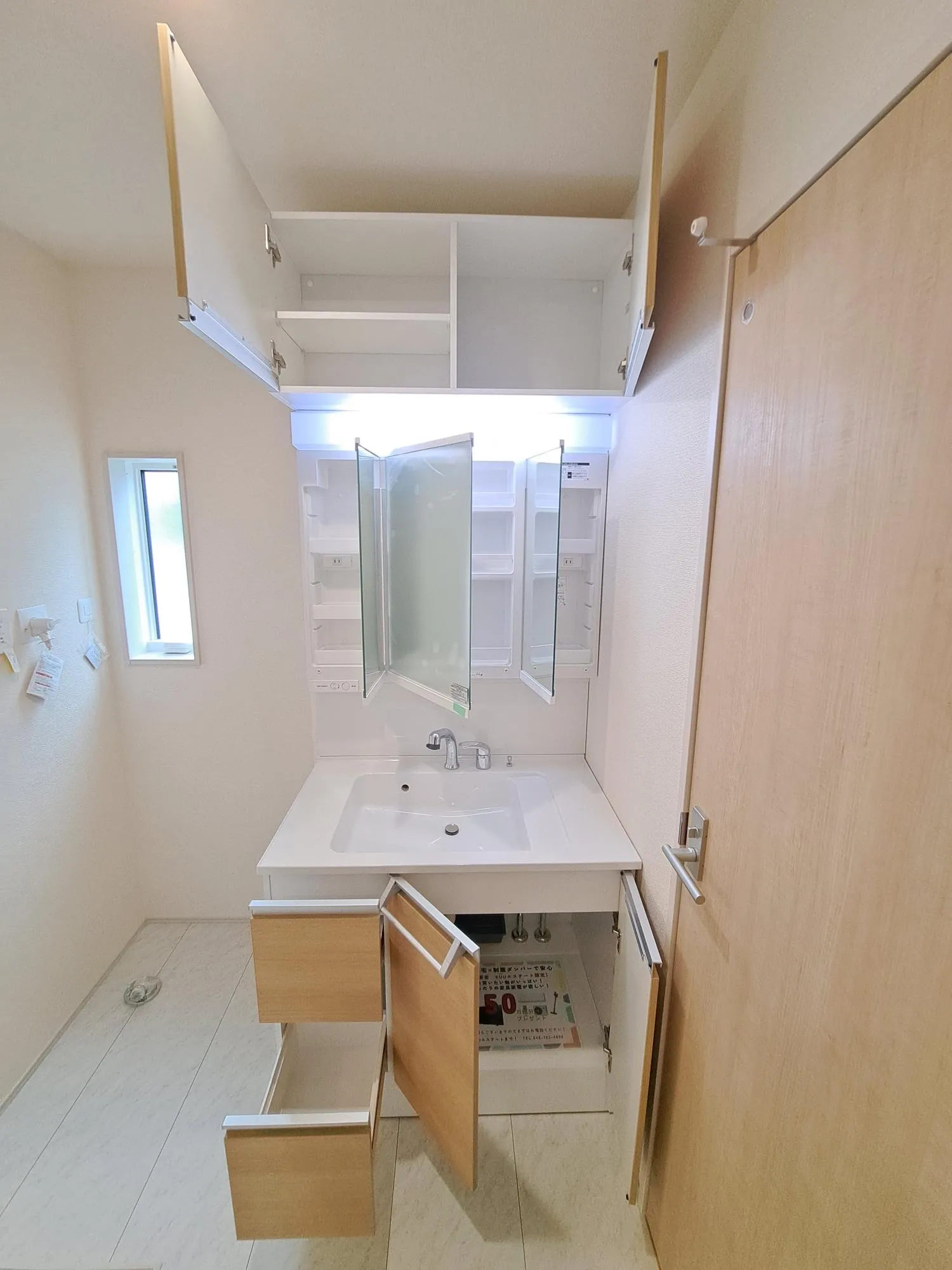 3面鏡仕様の洗面台です!鏡の裏には、歯ブラシ等を収納できるスペースがございます!!
