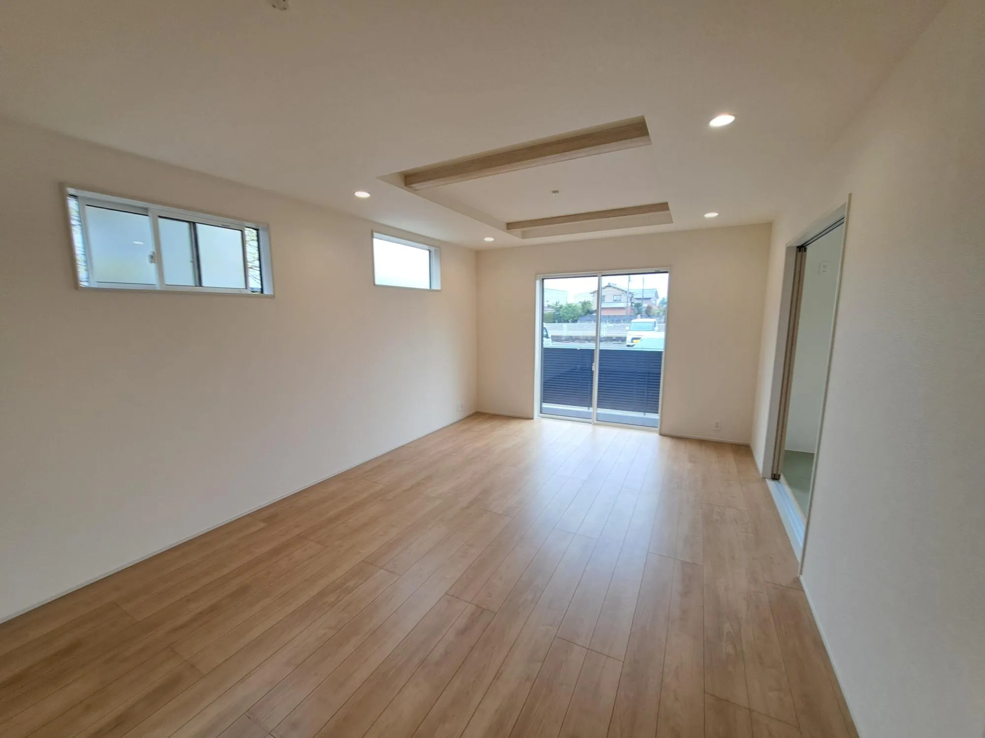 フローリングは凹みや傷に強く、お手入れも簡単☆ワックスによる艶出しや保護も必要ない、お財布に優しい材質を選択しています♪			
