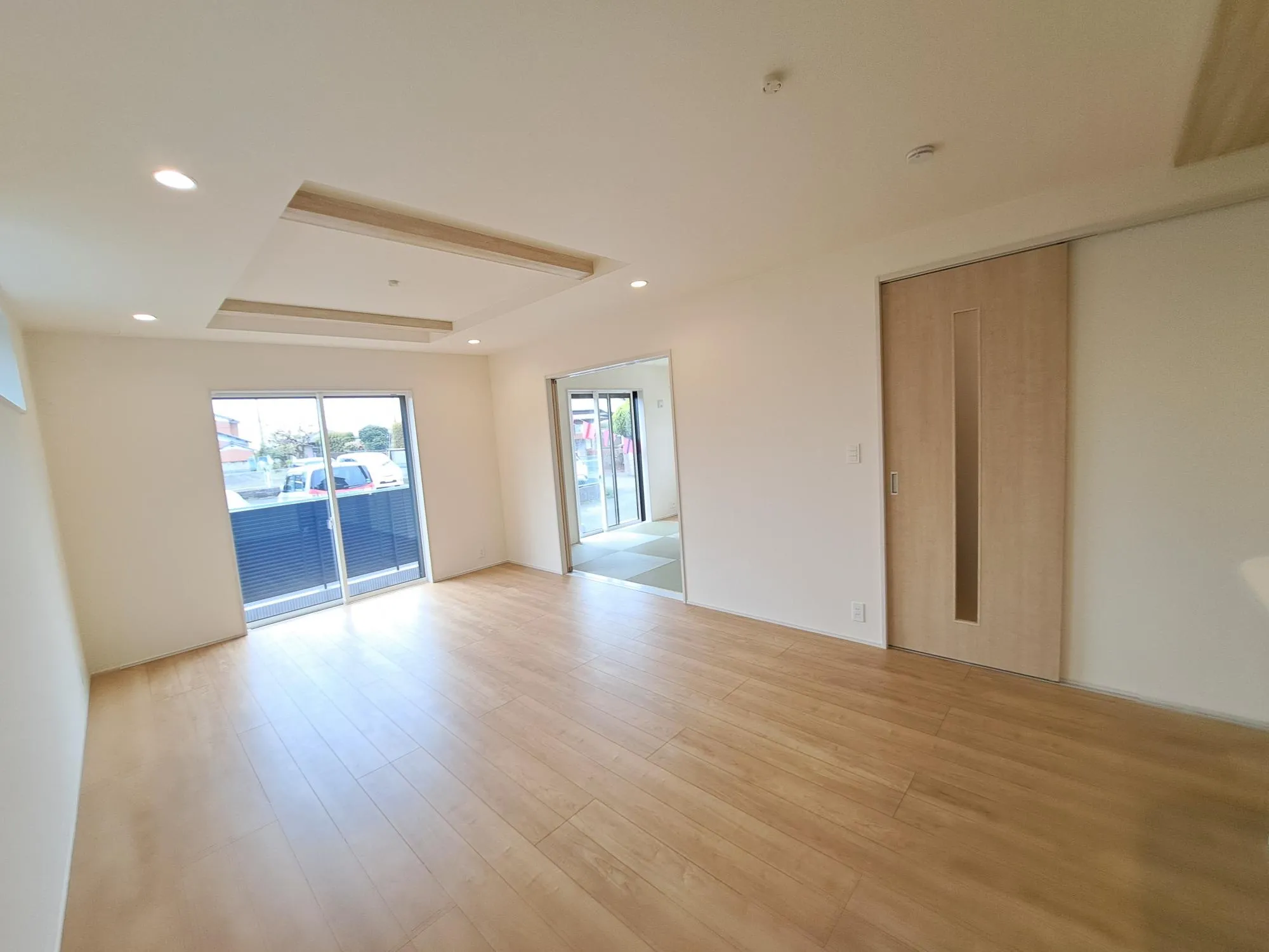 リビングとつながる続き間和室で、開放感のある使いやすい空間です!			
