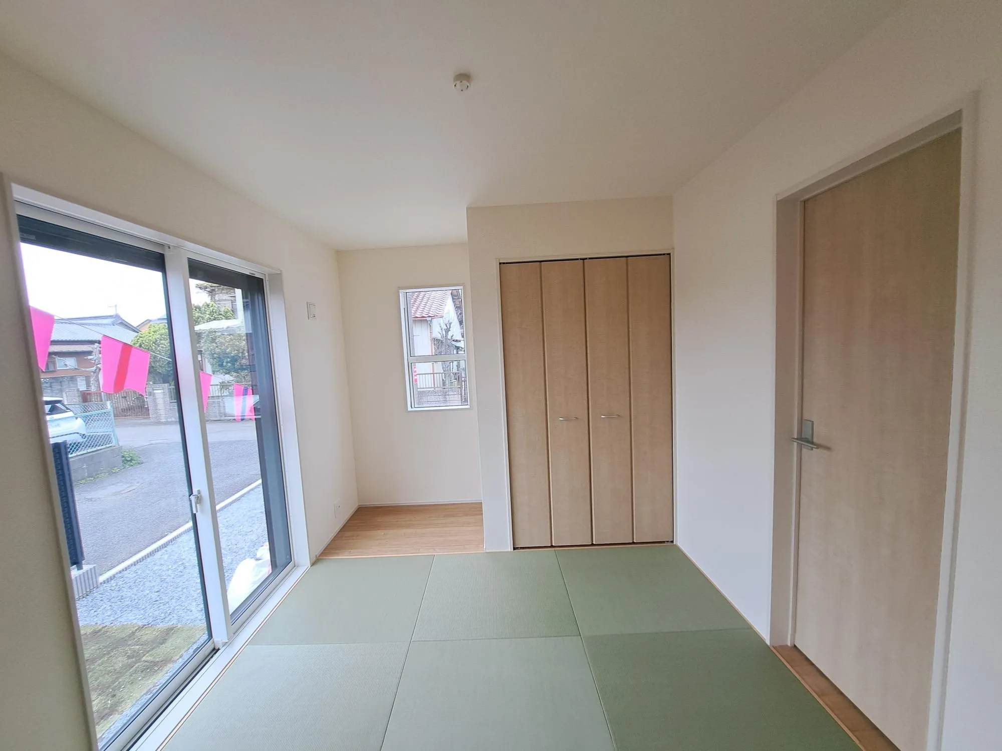 来客時にあったら嬉しい1室!小さなお子様を寝かしつけるお部屋としても重宝しますよ!!		
