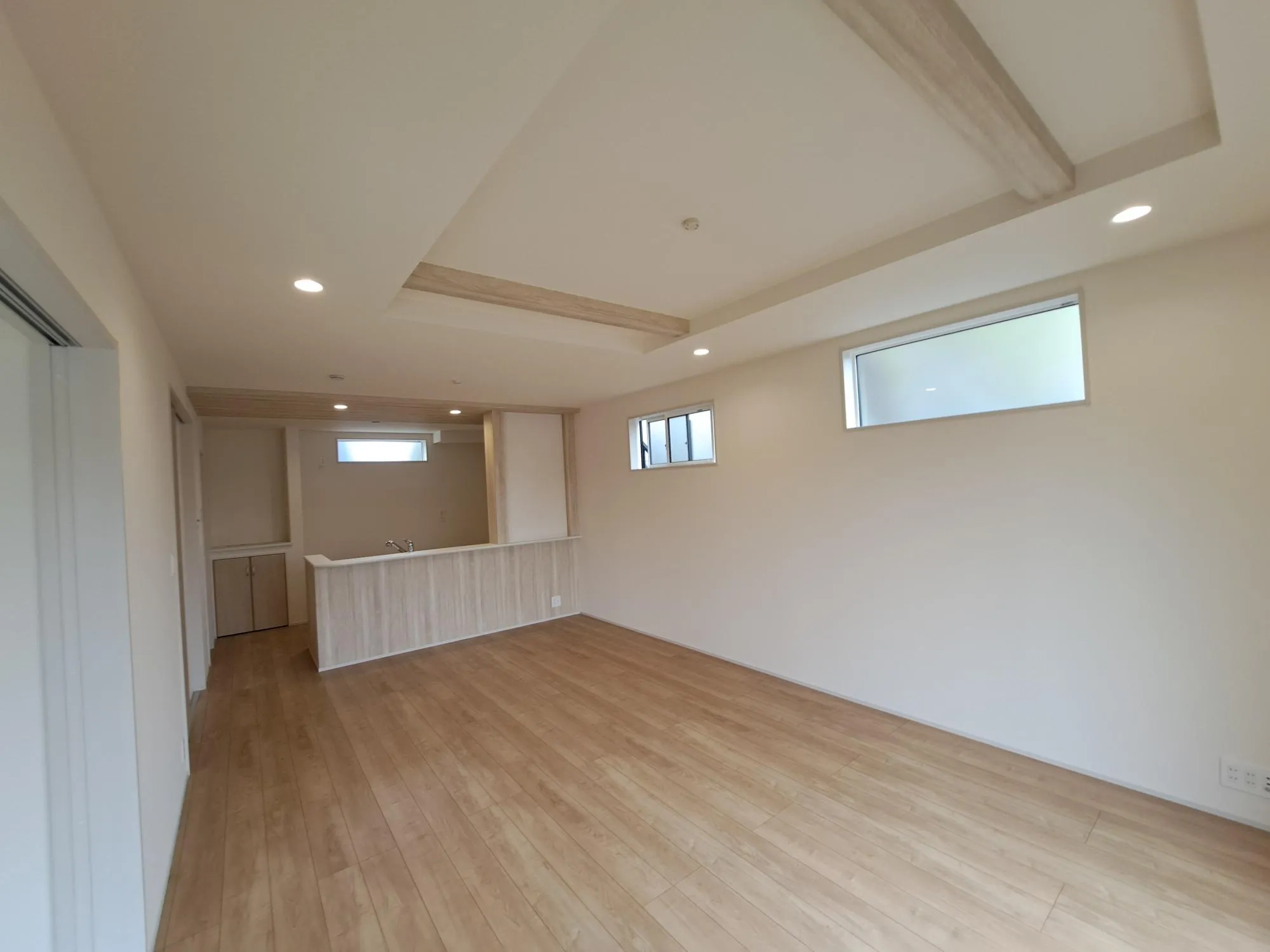 リビングの折り上げ天井は、お部屋を広く見せる、高級感や色調のアクセントなど様々なところでポイント高いです♪			
