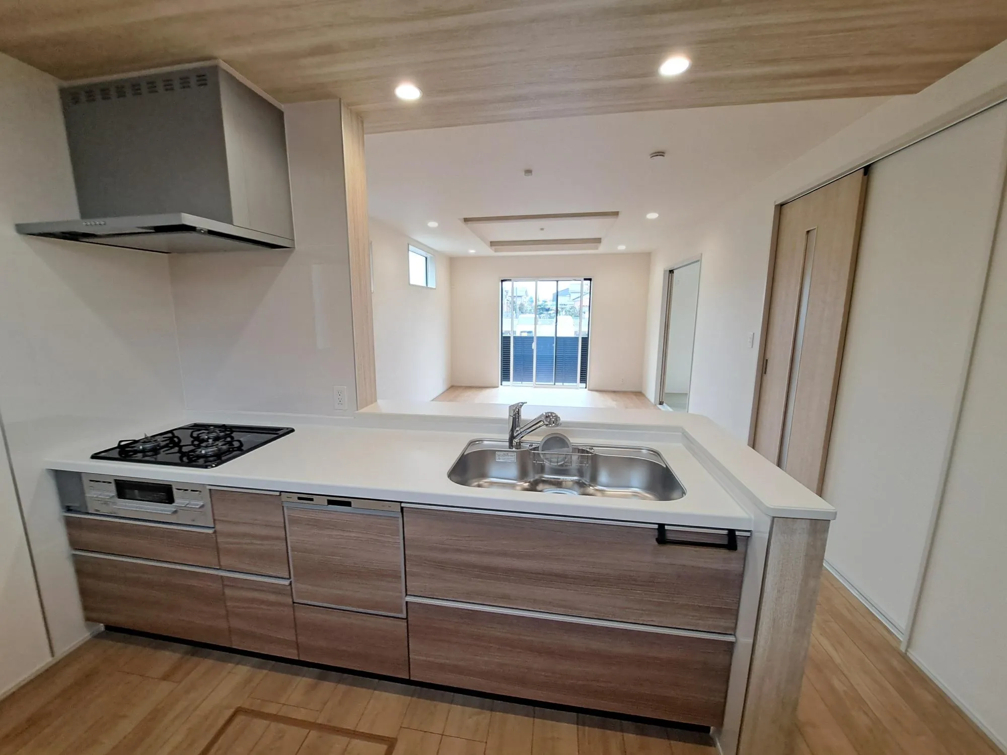 対面キッチンですので、お食事の準備をしながらご家族との会話を楽しめます☆水回りも集中しているので、家事の動きがらくちんです♪
