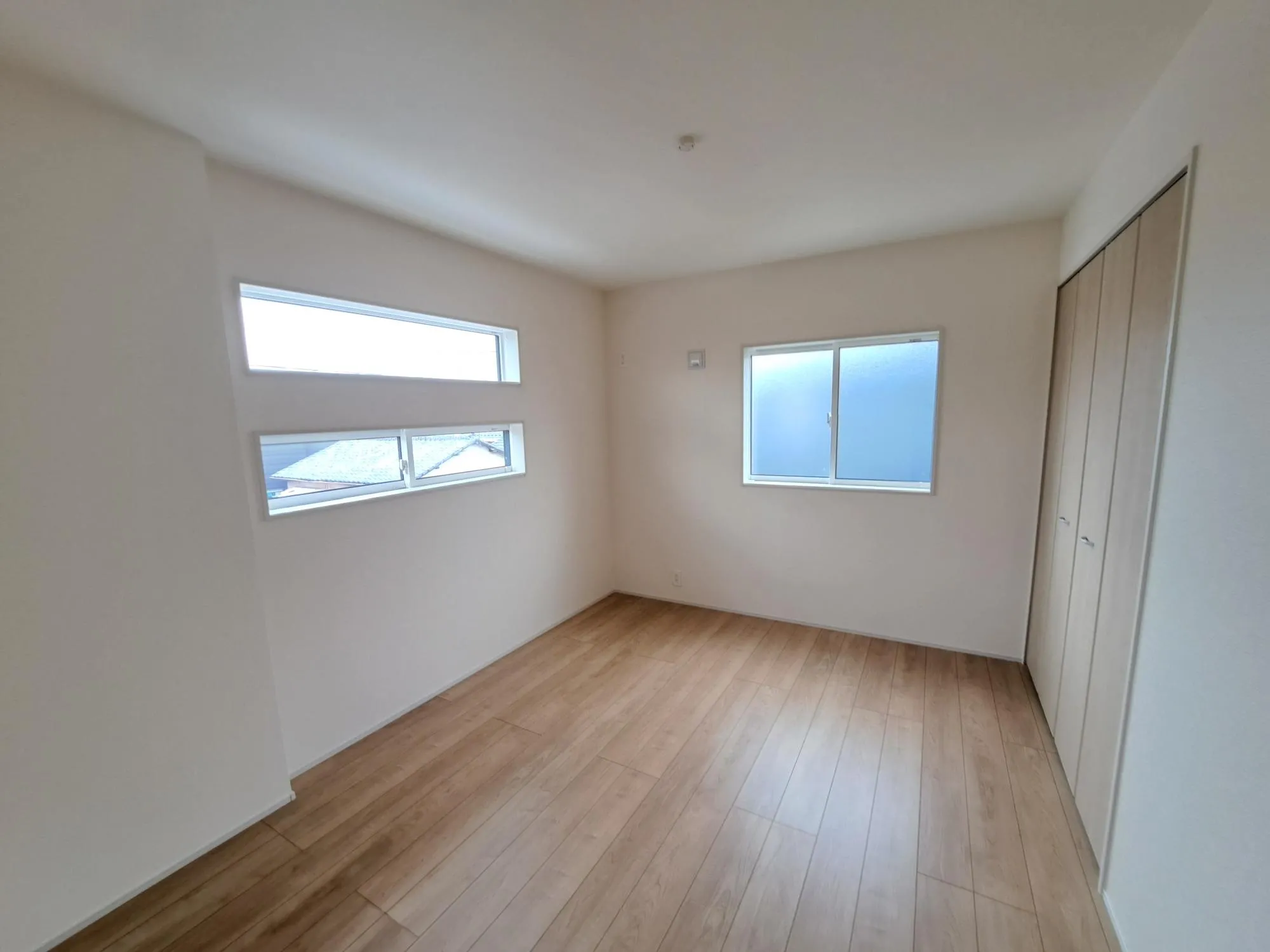 おしゃれな2面窓は外からの視線を隠しながら、日差しは十分に取り込むという実用性もあります☆		
