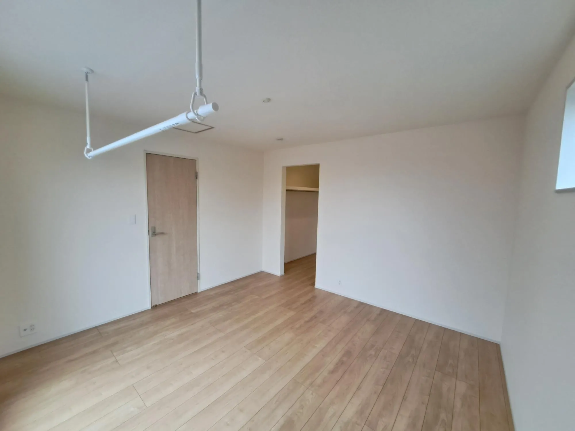 主寝室8帖には大容量収納の『ウォークインクローゼット』を設置☆夫婦二人分をまとめてお部屋をすっきりと片付けれます♪		
