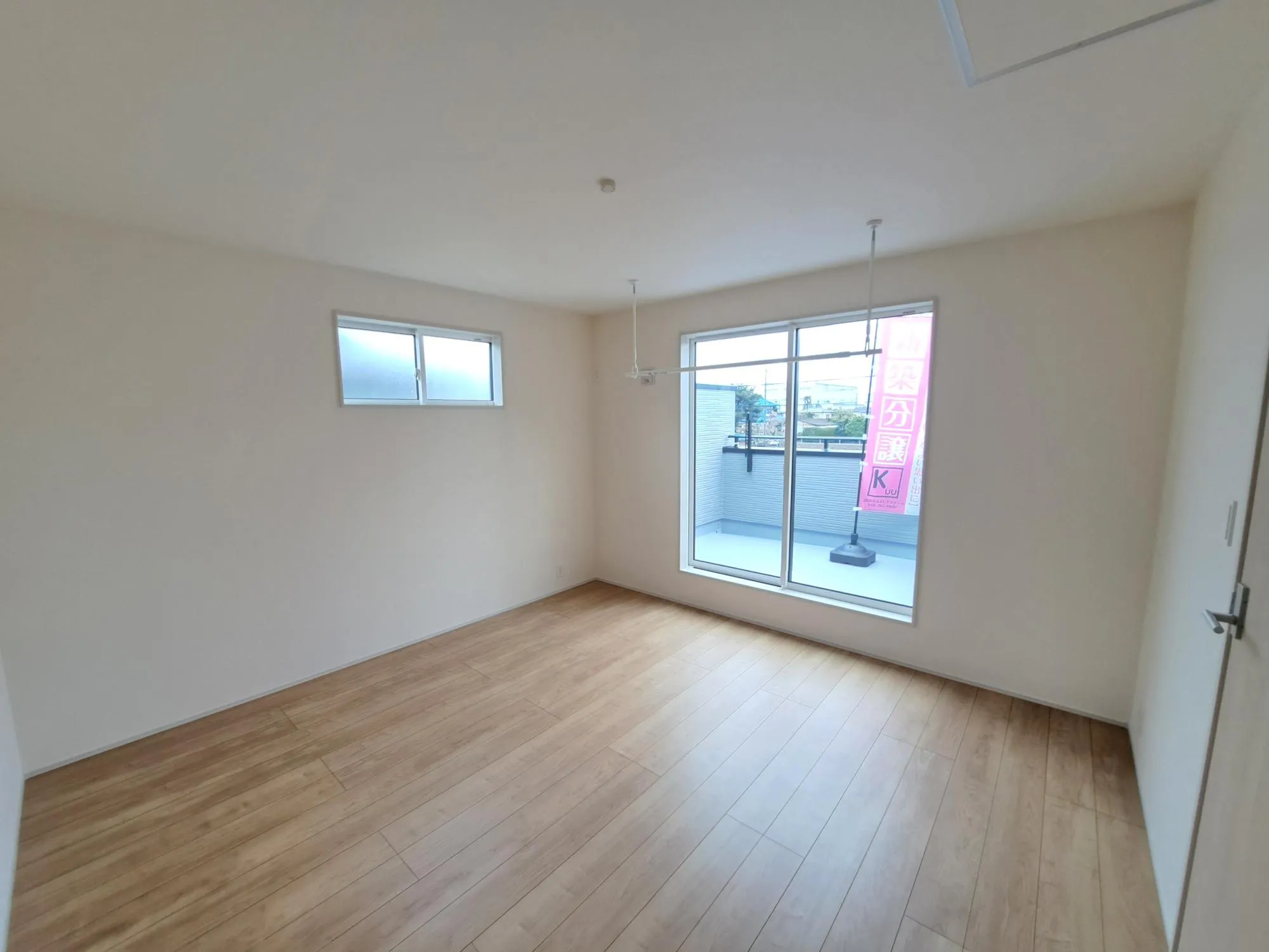 南側のお部屋は勾配天井になっており、日差しをよりお部屋に取り込める造りになってます♪広々空間はどんな飾りつけをするか迷いますね♪		
