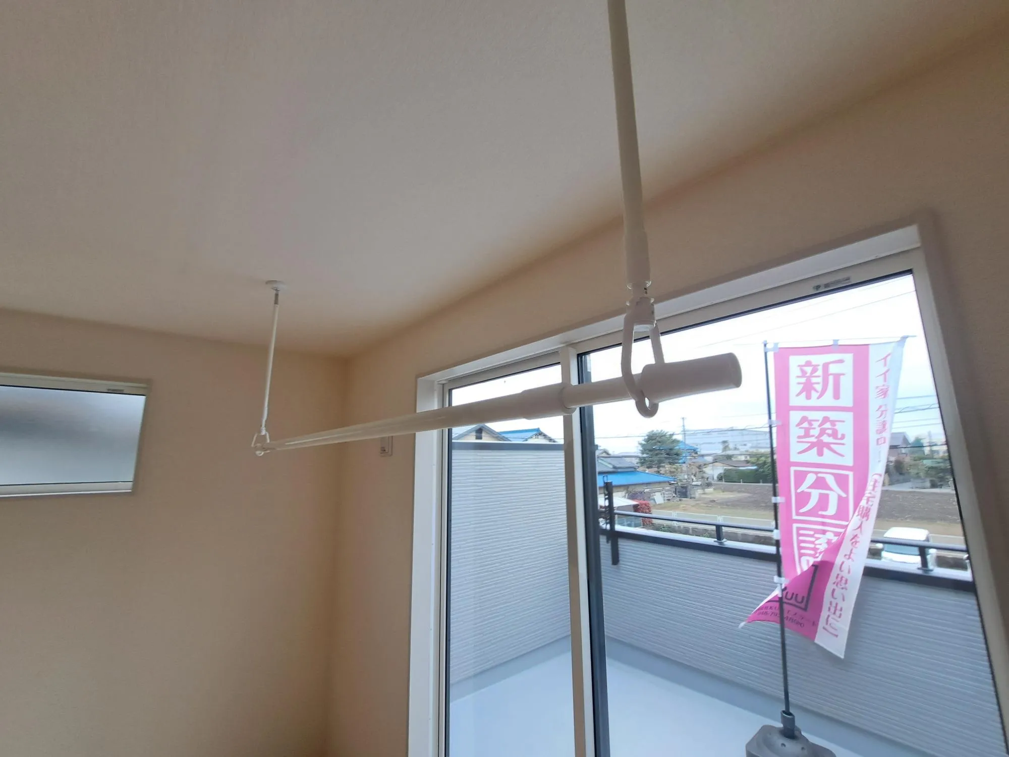 天候を気にせず洗濯物を干せる、便利な室内物干し付きです☆