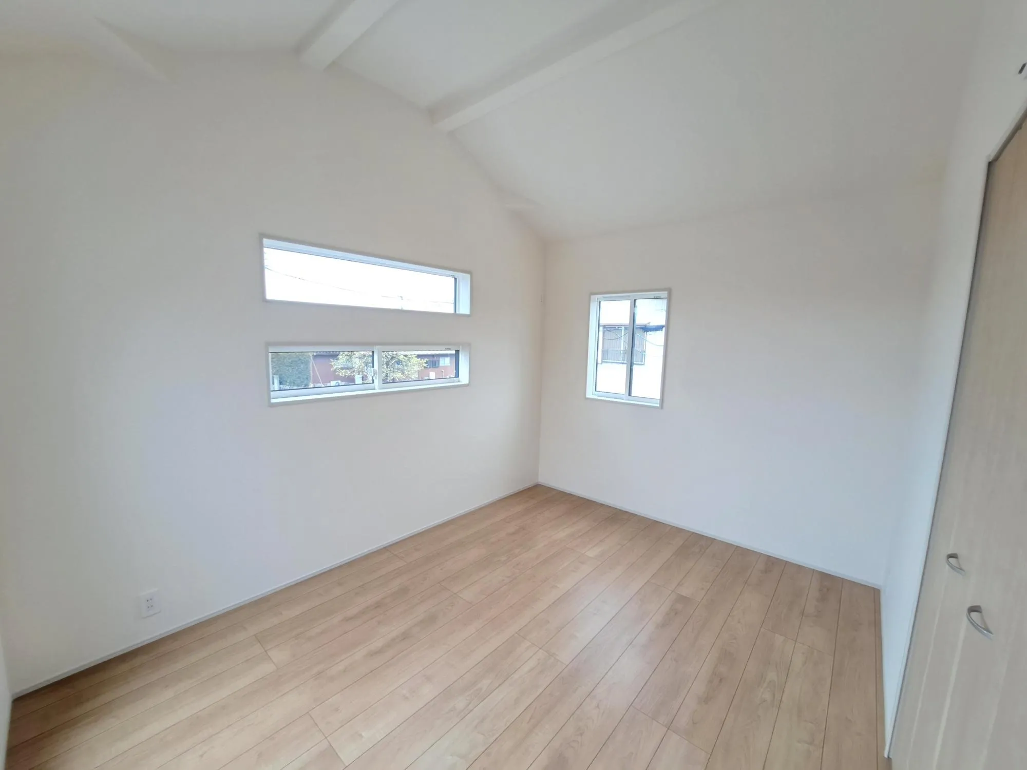 北側の洋室は、お隣りさんとの間隔が十分になるため、窮屈な印象はなく、日当たり、風通しのどちらも良好です♪		
