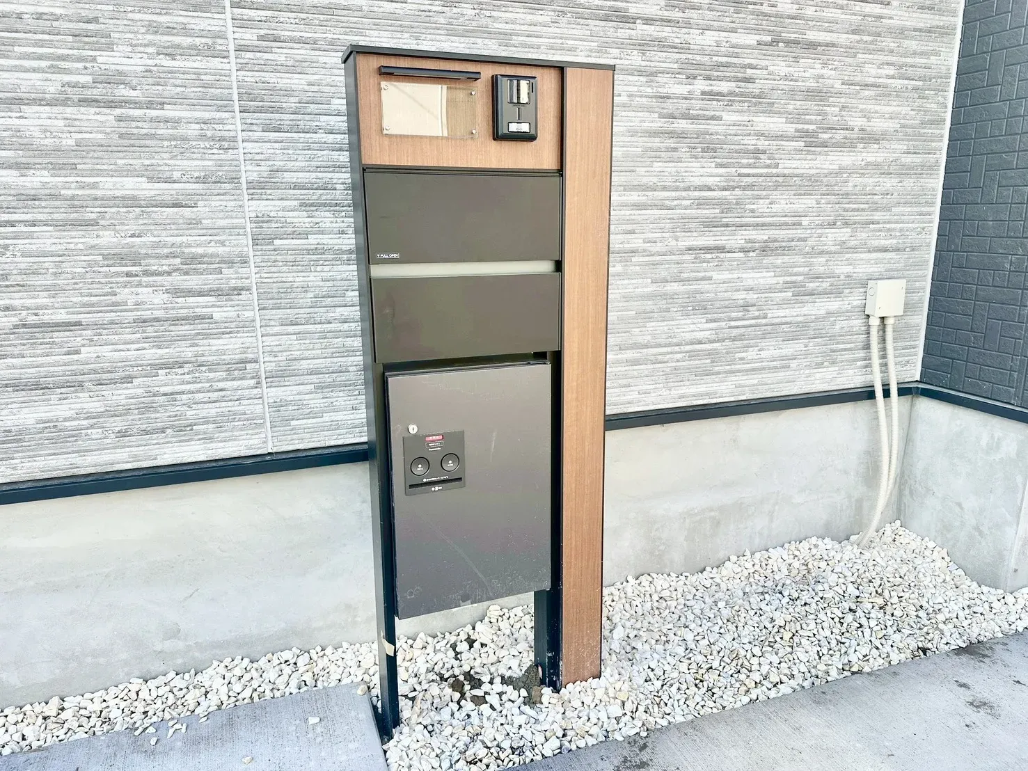 【外観:機能門柱】