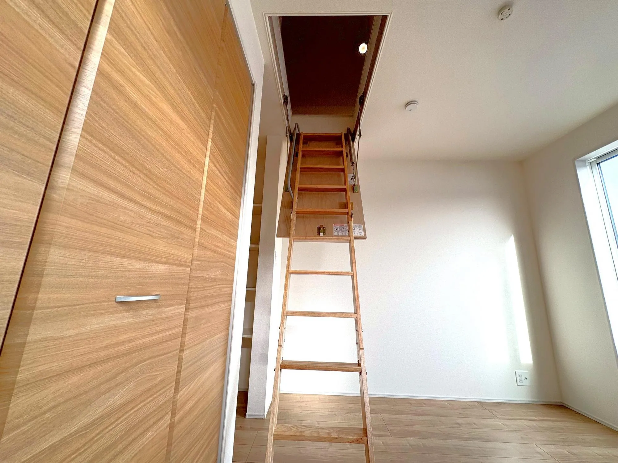 季節の物を収納するのに便利な小屋裏収納グルニエ