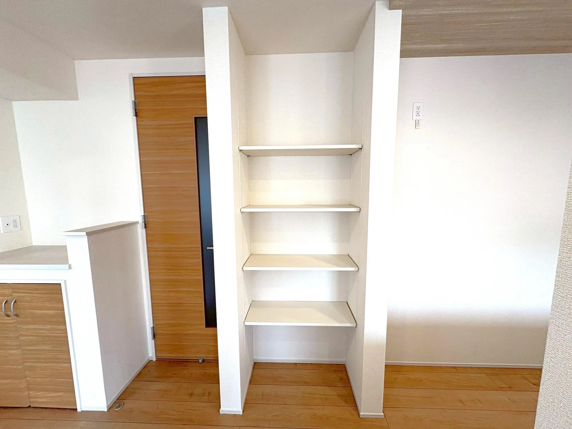 パントリー的なリビング可動棚4段