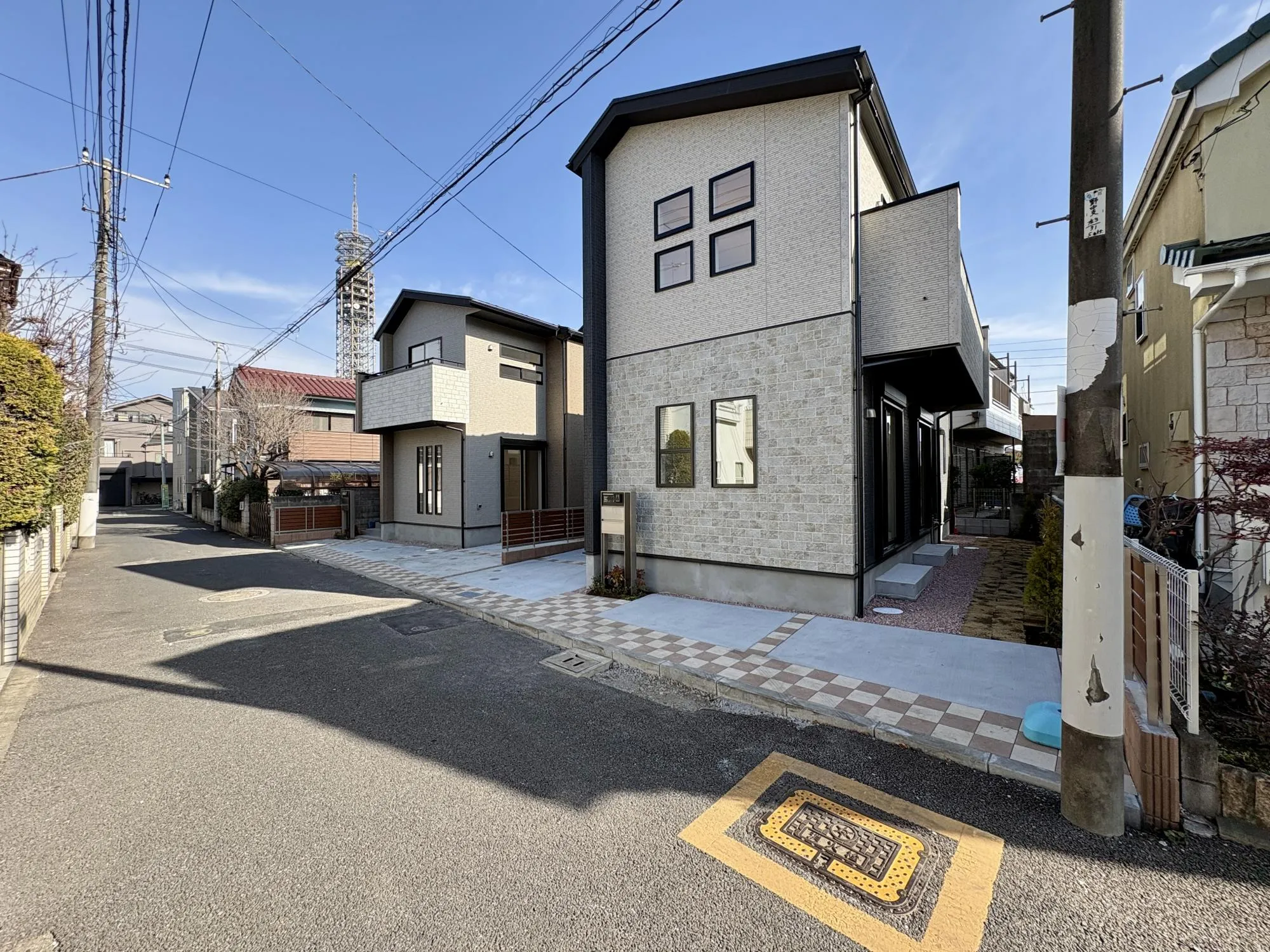 【前面道路含む外観写真】