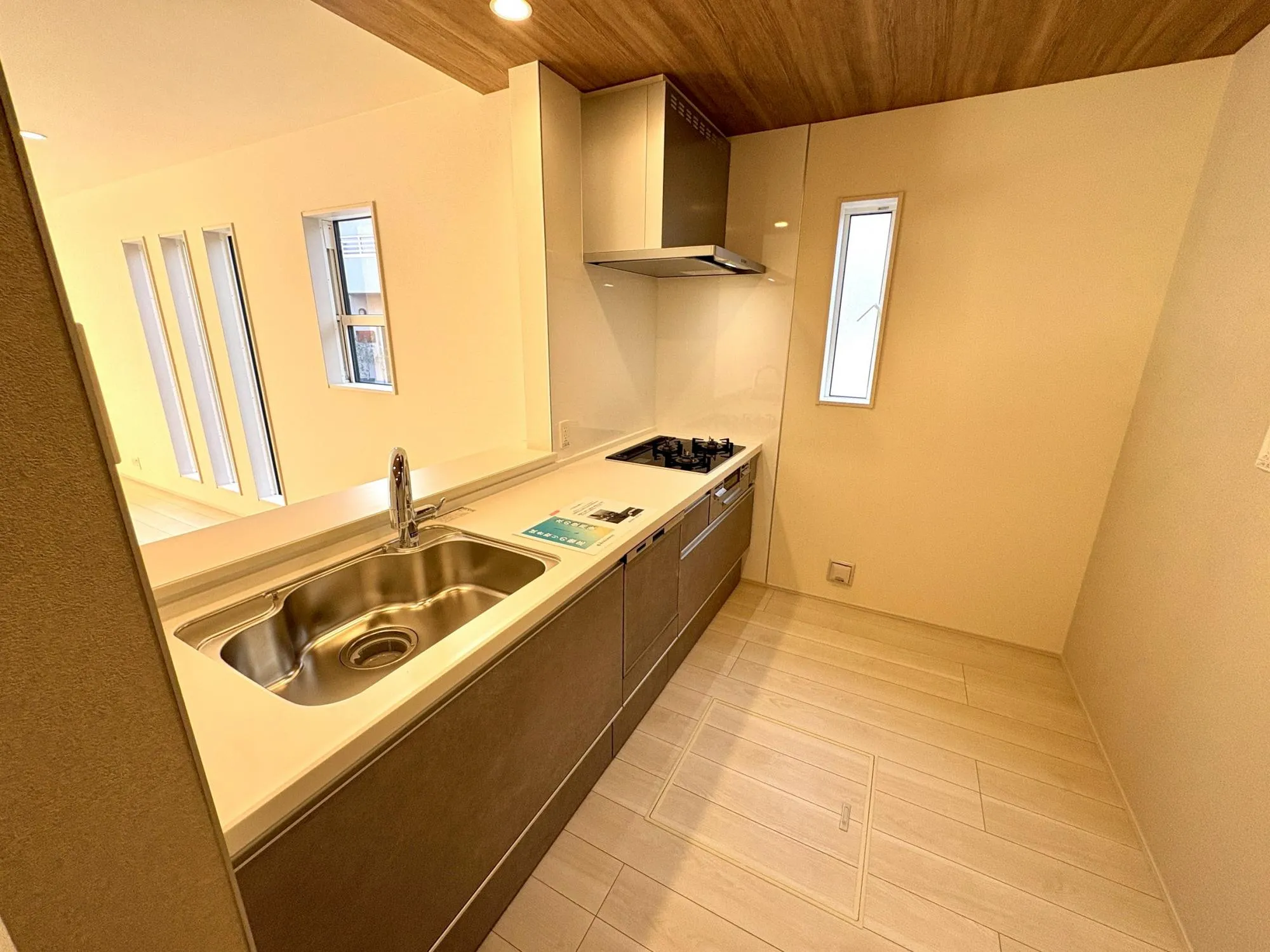 ダイニングからワークスペースを見渡せる、見せるキッチン。ダイニングとの空間のつながりが、スペースのゆとりを生み出します♪