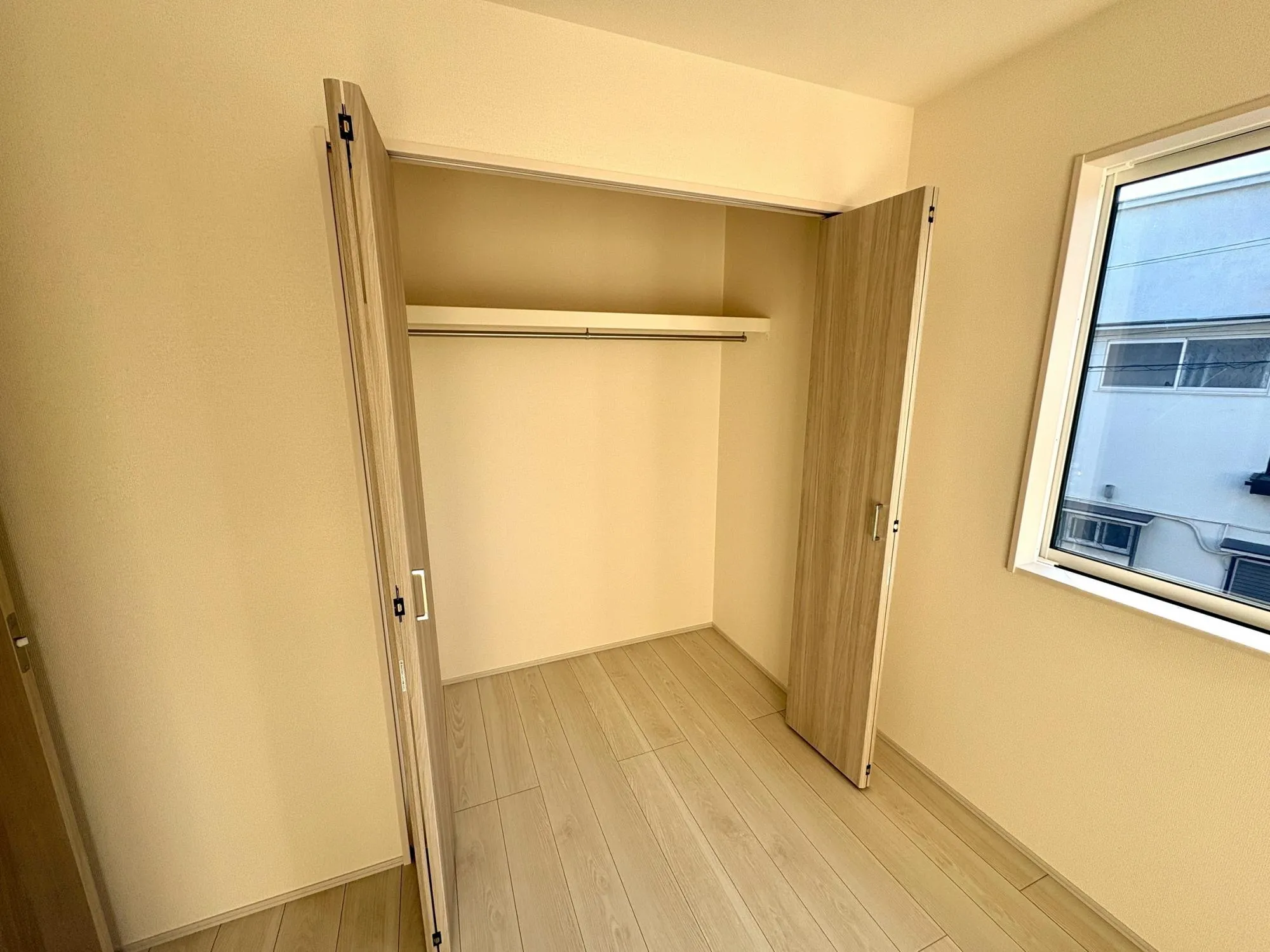 枕棚とハンガーパイプが標準装備の機能的なクローゼットは、大切なお洋服をきれいな状態で収納できます!
また、収納ボックスなどを配置して使えば、多様な使い方が出来、収納の幅が広がります!