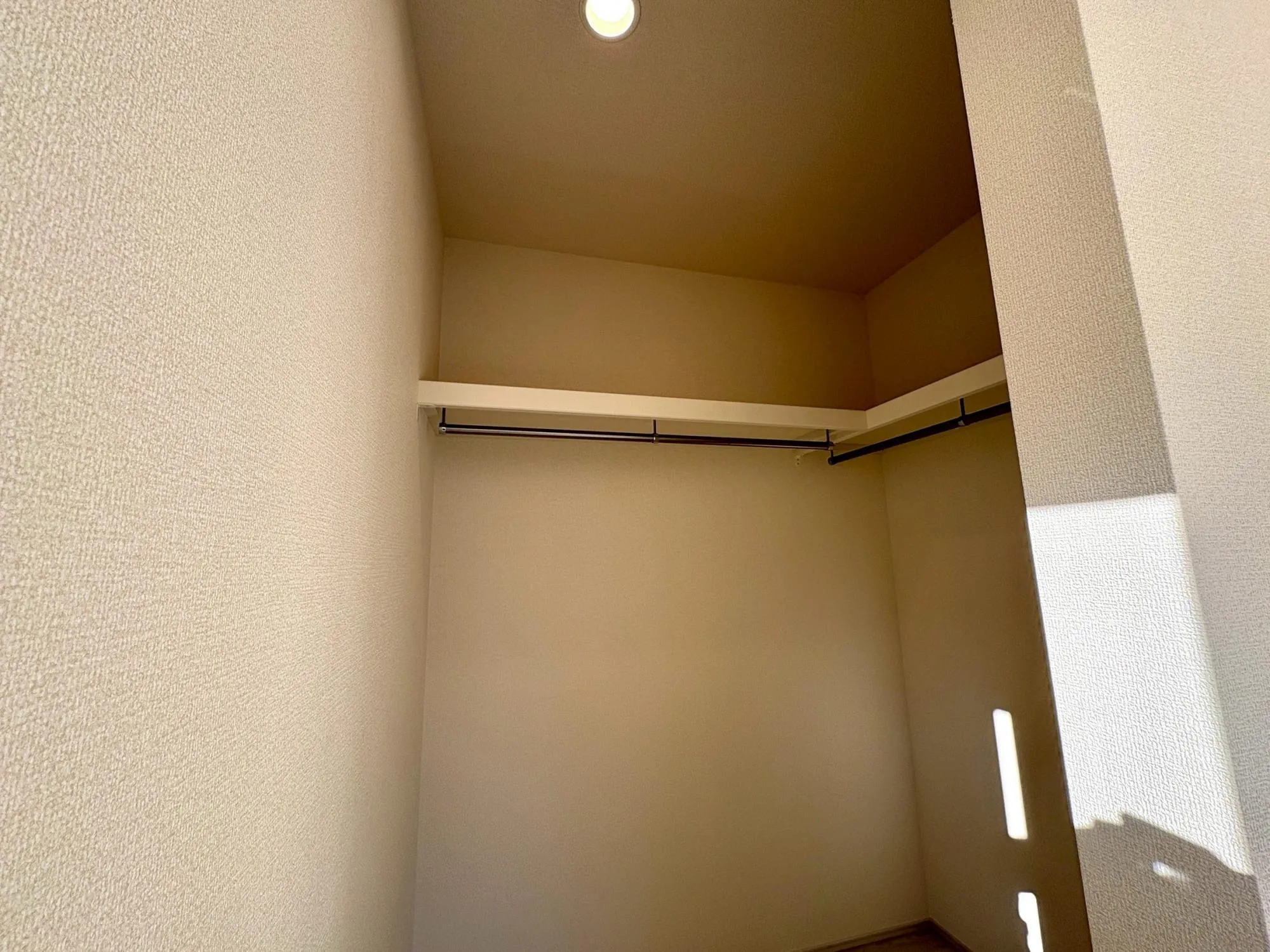 お洋服を大切にされる方に大変喜ばれる、憧れのウォークインクローゼット。
お洋服以外にも掃除機やスーツケースなどを一箇所に集約できるのは魅力ですね!
扉が一箇所ですので、お部屋の見た目にもスッキリ!