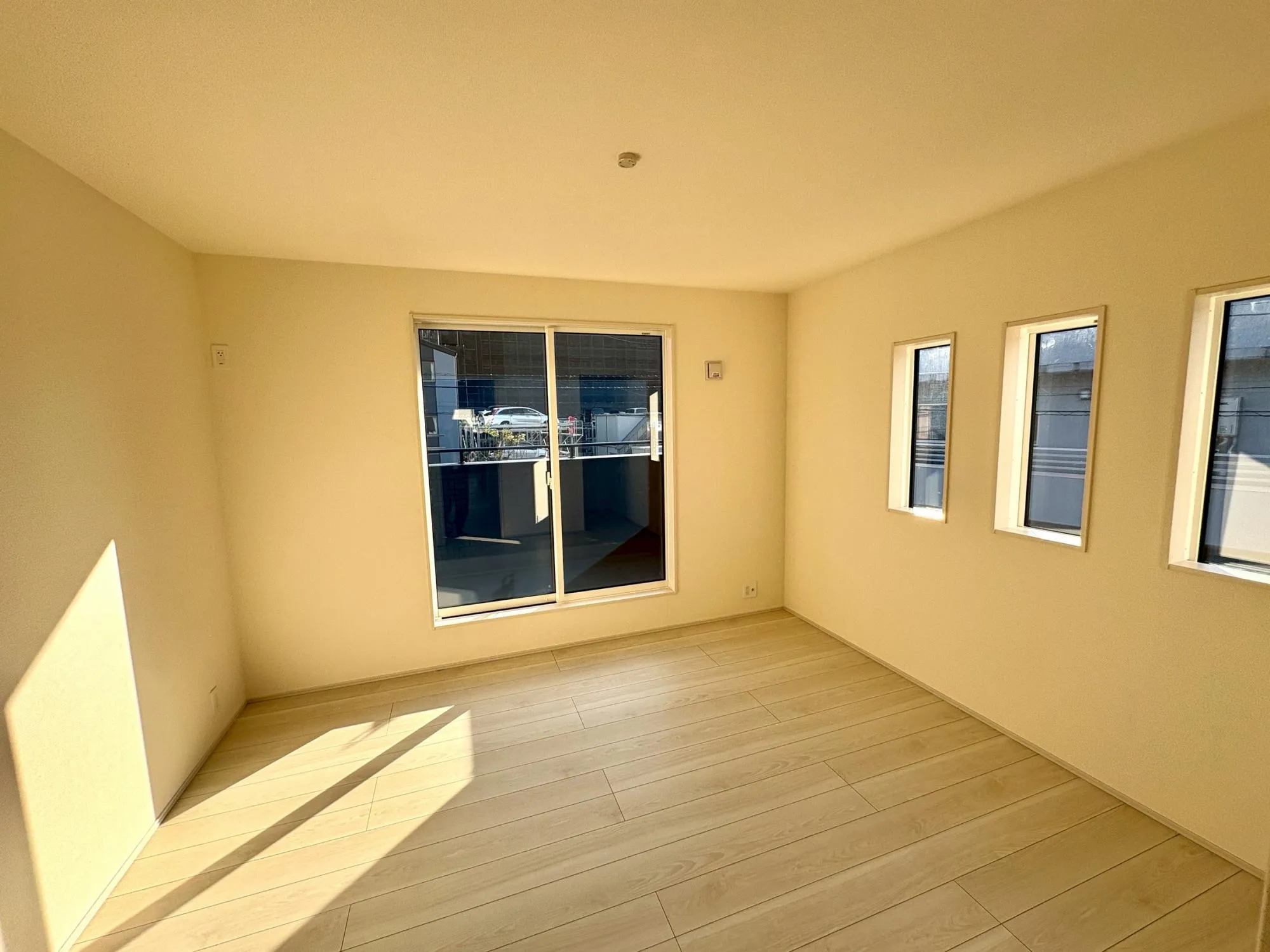 大きな窓からたっぷりと陽光が注がれる明るい空間。