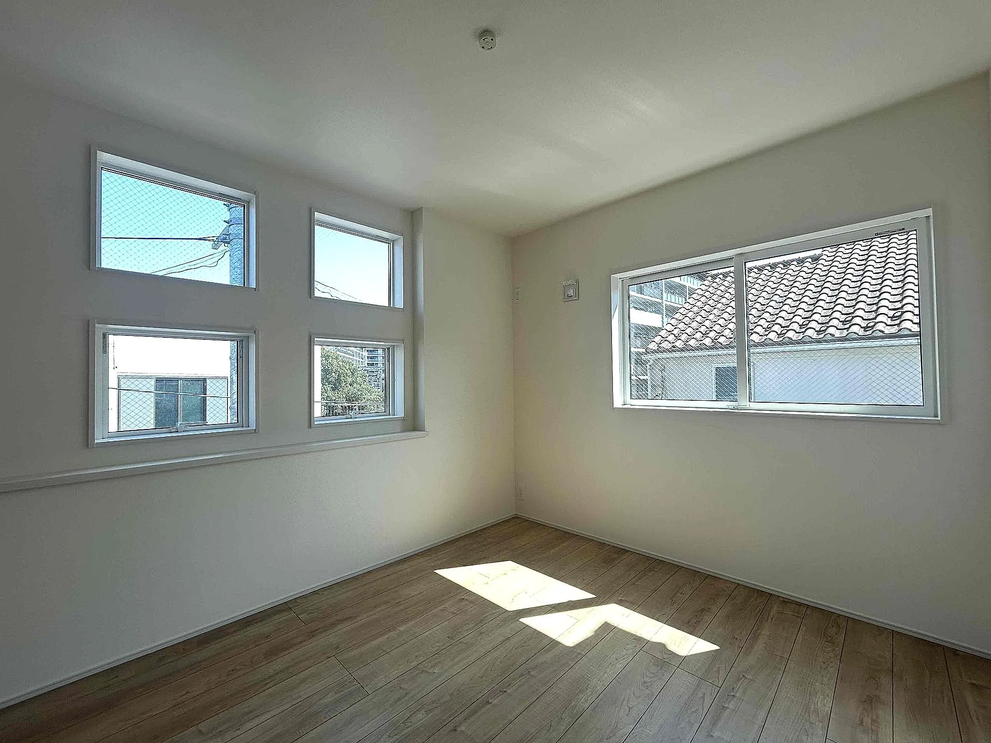 洋室5.43帖(2026年3月撮影)
2面採光を確保した明るい室内は穏やかな時間が流れます♪風通しも良く、大変居心地の良い空間となっております!爽やかな風を感じて起きる朝は、快適生活の始まりに!
