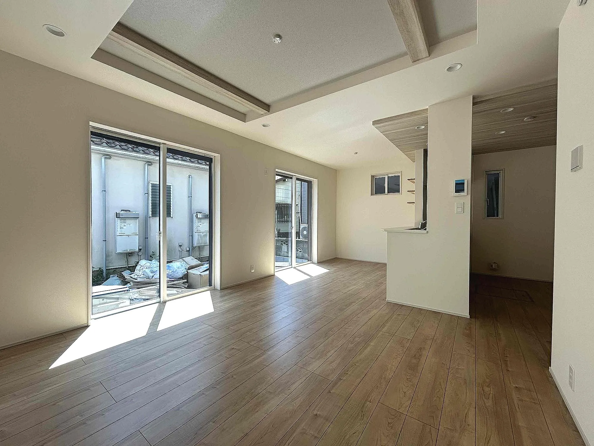 LDK(2026年3月撮影)
太陽の光がたっぷりと降り注ぐ広々としたリビング。お子様がのびのびと走り回る姿が目に浮かぶ、家族の笑顔が集まる温かい空間です。