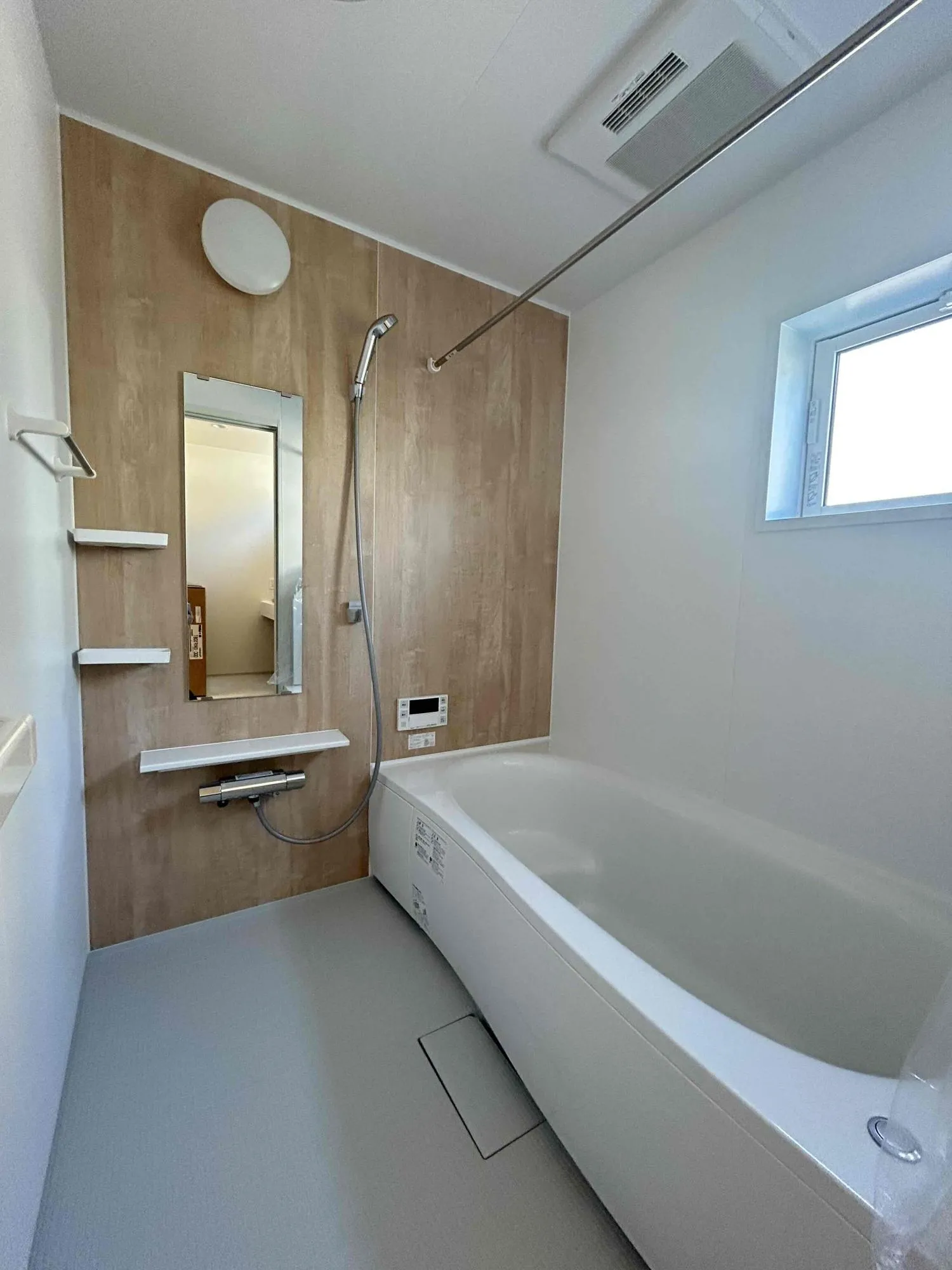 落ち着きのあるデザインを採用。浴室乾燥機・暖房のフル装備。ゆったりとした1坪タイプで足を伸ばしてご入浴頂けます。