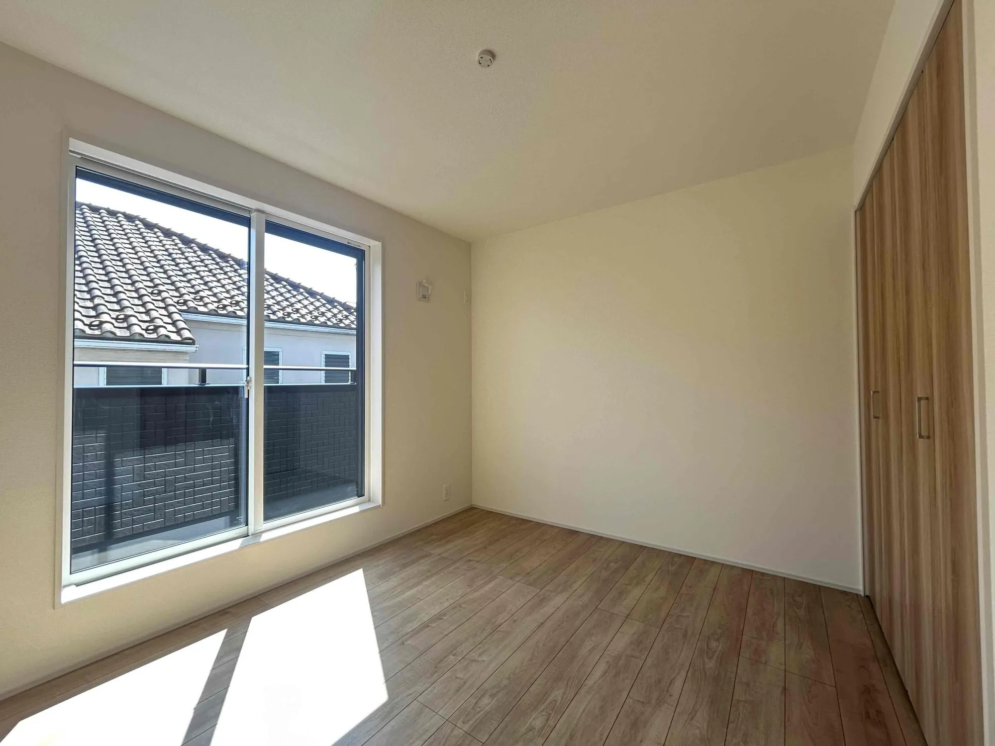 洋室
採光、通風が心地よいお部屋です。どんな用途でも心地よくお使いいただけるようなデザインになっています♪