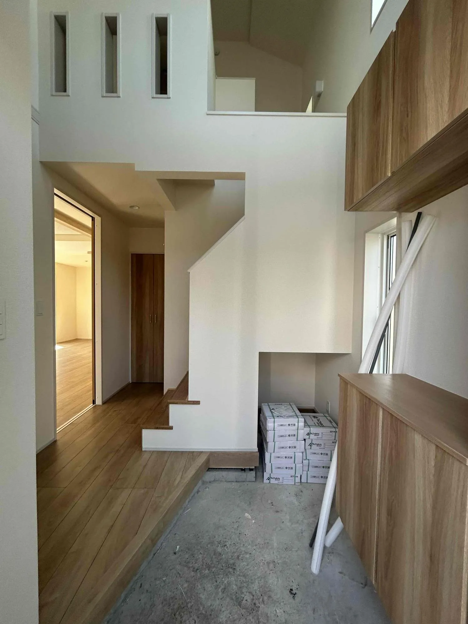 玄関(2026年3月撮影)
玄関には吹き抜けを採用。開放感のある玄関となっております。玄関は家の第一印象。開放感のある玄関は家全体を大きく見せてくれます。